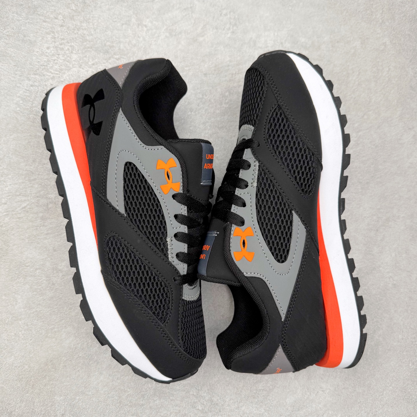 图片[3]-UA安德玛（UNDERARMOUR）Jogger透气运动跑步休闲鞋 运动与生活的完美融合，安德玛Jogger简约而不失时尚感。其线条流畅自然，整体造型符合当下流行的运动休闲风格。经典的黑色配色，低调又百搭，无论是搭配运动裤、牛仔裤还是休闲短裤，都能相得益彰，让你在各种场合都能自信展现个人风格。鞋面上的品牌标识简洁醒目，既彰显了品牌身份，又增添了一份精致感。鞋面采用高品质透气材料，能够让空气自由流通，保持脚部干爽舒适。即使在长时间运动或炎热天气下，也不用担心脚部闷热出汗。同时，这种材料还具备一定的耐磨性，不易磨损，延长了鞋子的使用寿命。鞋底则选用了轻量、防滑且耐磨的材质，具备良好的抓地力，无论是在跑步、健身还是日常行走时，都能为你提供稳定的支撑，有效减少滑倒的风险。此外，鞋底的减震效果也十分出色，能有效缓解运动时对脚部的冲击，保护你的关节健康。尺码： 40 41 42 43 44 45-选品中心