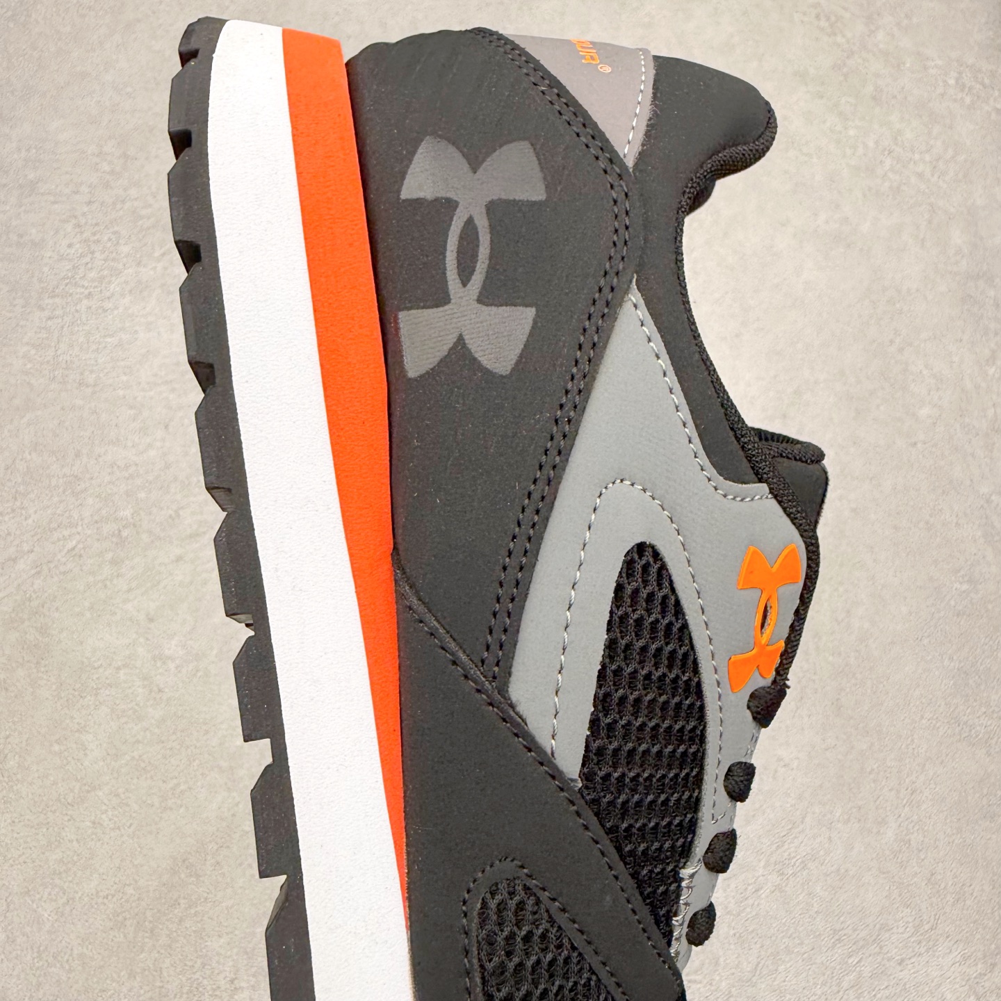 图片[6]-UA安德玛（UNDERARMOUR）Jogger透气运动跑步休闲鞋 运动与生活的完美融合，安德玛Jogger简约而不失时尚感。其线条流畅自然，整体造型符合当下流行的运动休闲风格。经典的黑色配色，低调又百搭，无论是搭配运动裤、牛仔裤还是休闲短裤，都能相得益彰，让你在各种场合都能自信展现个人风格。鞋面上的品牌标识简洁醒目，既彰显了品牌身份，又增添了一份精致感。鞋面采用高品质透气材料，能够让空气自由流通，保持脚部干爽舒适。即使在长时间运动或炎热天气下，也不用担心脚部闷热出汗。同时，这种材料还具备一定的耐磨性，不易磨损，延长了鞋子的使用寿命。鞋底则选用了轻量、防滑且耐磨的材质，具备良好的抓地力，无论是在跑步、健身还是日常行走时，都能为你提供稳定的支撑，有效减少滑倒的风险。此外，鞋底的减震效果也十分出色，能有效缓解运动时对脚部的冲击，保护你的关节健康。尺码： 40 41 42 43 44 45-选品中心