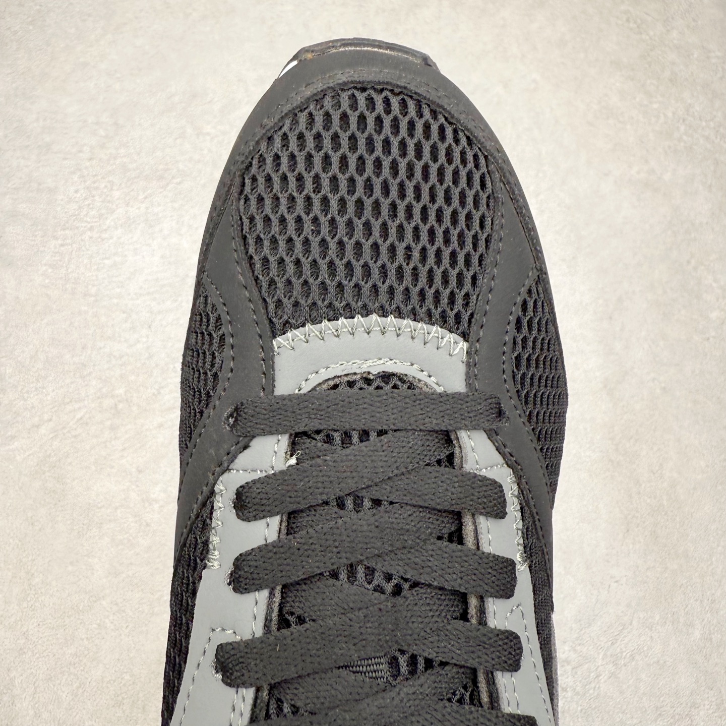 图片[4]-UA安德玛（UNDERARMOUR）Jogger透气运动跑步休闲鞋 运动与生活的完美融合，安德玛Jogger简约而不失时尚感。其线条流畅自然，整体造型符合当下流行的运动休闲风格。经典的黑色配色，低调又百搭，无论是搭配运动裤、牛仔裤还是休闲短裤，都能相得益彰，让你在各种场合都能自信展现个人风格。鞋面上的品牌标识简洁醒目，既彰显了品牌身份，又增添了一份精致感。鞋面采用高品质透气材料，能够让空气自由流通，保持脚部干爽舒适。即使在长时间运动或炎热天气下，也不用担心脚部闷热出汗。同时，这种材料还具备一定的耐磨性，不易磨损，延长了鞋子的使用寿命。鞋底则选用了轻量、防滑且耐磨的材质，具备良好的抓地力，无论是在跑步、健身还是日常行走时，都能为你提供稳定的支撑，有效减少滑倒的风险。此外，鞋底的减震效果也十分出色，能有效缓解运动时对脚部的冲击，保护你的关节健康。尺码： 40 41 42 43 44 45-选品中心