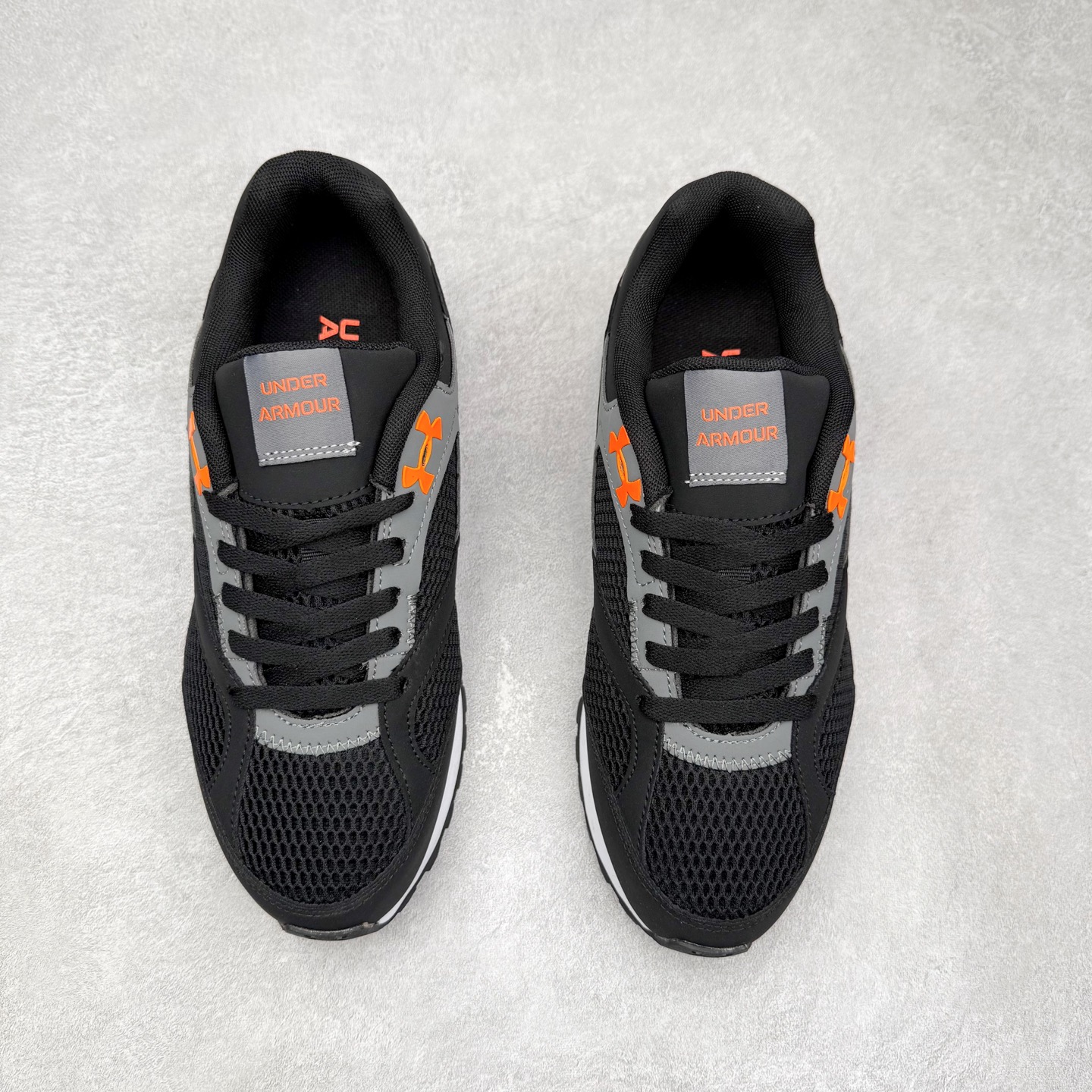 图片[2]-UA安德玛（UNDERARMOUR）Jogger透气运动跑步休闲鞋 运动与生活的完美融合，安德玛Jogger简约而不失时尚感。其线条流畅自然，整体造型符合当下流行的运动休闲风格。经典的黑色配色，低调又百搭，无论是搭配运动裤、牛仔裤还是休闲短裤，都能相得益彰，让你在各种场合都能自信展现个人风格。鞋面上的品牌标识简洁醒目，既彰显了品牌身份，又增添了一份精致感。鞋面采用高品质透气材料，能够让空气自由流通，保持脚部干爽舒适。即使在长时间运动或炎热天气下，也不用担心脚部闷热出汗。同时，这种材料还具备一定的耐磨性，不易磨损，延长了鞋子的使用寿命。鞋底则选用了轻量、防滑且耐磨的材质，具备良好的抓地力，无论是在跑步、健身还是日常行走时，都能为你提供稳定的支撑，有效减少滑倒的风险。此外，鞋底的减震效果也十分出色，能有效缓解运动时对脚部的冲击，保护你的关节健康。尺码： 40 41 42 43 44 45-选品中心