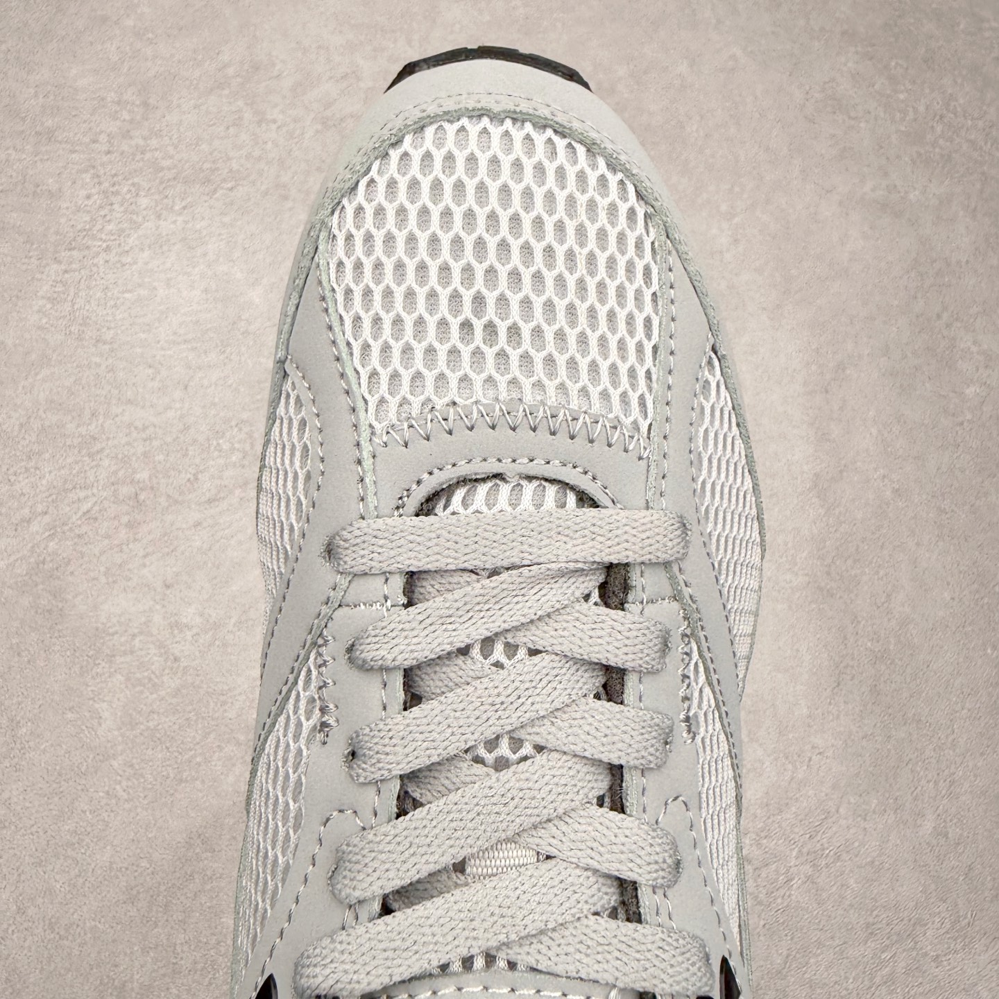 图片[4]-UA安德玛（UNDERARMOUR）Jogger透气运动跑步休闲鞋 运动与生活的完美融合，安德玛Jogger简约而不失时尚感。其线条流畅自然，整体造型符合当下流行的运动休闲风格。经典的黑色配色，低调又百搭，无论是搭配运动裤、牛仔裤还是休闲短裤，都能相得益彰，让你在各种场合都能自信展现个人风格。鞋面上的品牌标识简洁醒目，既彰显了品牌身份，又增添了一份精致感。鞋面采用高品质透气材料，能够让空气自由流通，保持脚部干爽舒适。即使在长时间运动或炎热天气下，也不用担心脚部闷热出汗。同时，这种材料还具备一定的耐磨性，不易磨损，延长了鞋子的使用寿命。鞋底则选用了轻量、防滑且耐磨的材质，具备良好的抓地力，无论是在跑步、健身还是日常行走时，都能为你提供稳定的支撑，有效减少滑倒的风险。此外，鞋底的减震效果也十分出色，能有效缓解运动时对脚部的冲击，保护你的关节健康。尺码： 40 41 42 43 44 45-选品中心