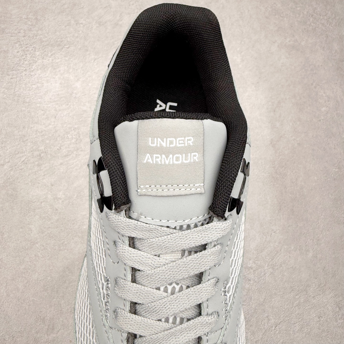 图片[5]-UA安德玛（UNDERARMOUR）Jogger透气运动跑步休闲鞋 运动与生活的完美融合，安德玛Jogger简约而不失时尚感。其线条流畅自然，整体造型符合当下流行的运动休闲风格。经典的黑色配色，低调又百搭，无论是搭配运动裤、牛仔裤还是休闲短裤，都能相得益彰，让你在各种场合都能自信展现个人风格。鞋面上的品牌标识简洁醒目，既彰显了品牌身份，又增添了一份精致感。鞋面采用高品质透气材料，能够让空气自由流通，保持脚部干爽舒适。即使在长时间运动或炎热天气下，也不用担心脚部闷热出汗。同时，这种材料还具备一定的耐磨性，不易磨损，延长了鞋子的使用寿命。鞋底则选用了轻量、防滑且耐磨的材质，具备良好的抓地力，无论是在跑步、健身还是日常行走时，都能为你提供稳定的支撑，有效减少滑倒的风险。此外，鞋底的减震效果也十分出色，能有效缓解运动时对脚部的冲击，保护你的关节健康。尺码： 40 41 42 43 44 45-选品中心