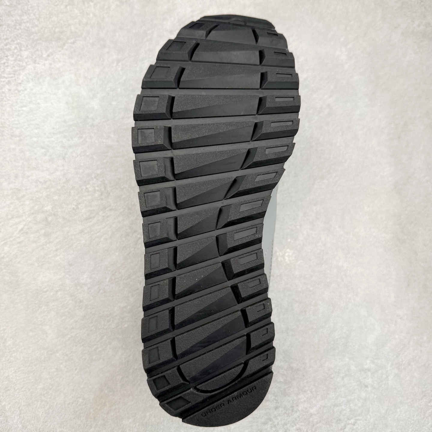 图片[9]-UA安德玛（UNDERARMOUR）Jogger透气运动跑步休闲鞋 运动与生活的完美融合，安德玛Jogger简约而不失时尚感。其线条流畅自然，整体造型符合当下流行的运动休闲风格。经典的黑色配色，低调又百搭，无论是搭配运动裤、牛仔裤还是休闲短裤，都能相得益彰，让你在各种场合都能自信展现个人风格。鞋面上的品牌标识简洁醒目，既彰显了品牌身份，又增添了一份精致感。鞋面采用高品质透气材料，能够让空气自由流通，保持脚部干爽舒适。即使在长时间运动或炎热天气下，也不用担心脚部闷热出汗。同时，这种材料还具备一定的耐磨性，不易磨损，延长了鞋子的使用寿命。鞋底则选用了轻量、防滑且耐磨的材质，具备良好的抓地力，无论是在跑步、健身还是日常行走时，都能为你提供稳定的支撑，有效减少滑倒的风险。此外，鞋底的减震效果也十分出色，能有效缓解运动时对脚部的冲击，保护你的关节健康。尺码： 40 41 42 43 44 45-选品中心