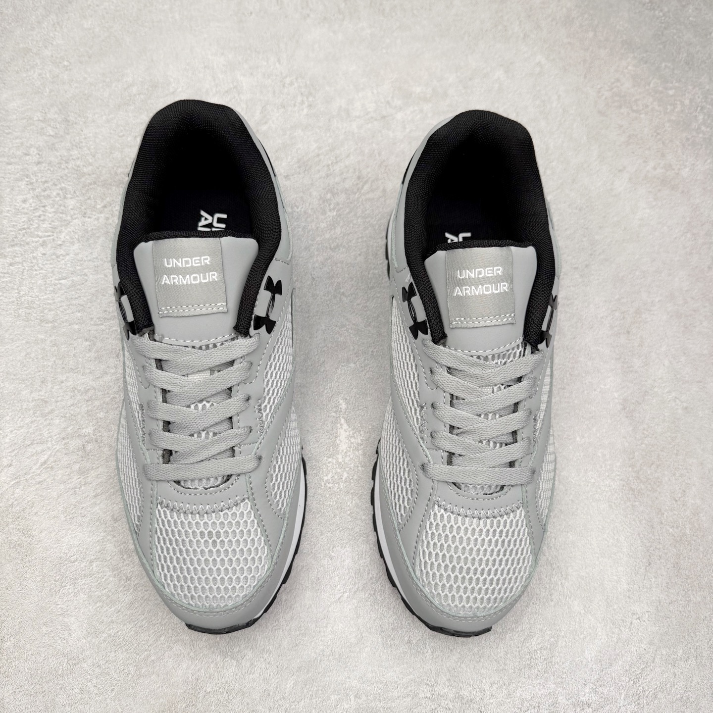 图片[2]-UA安德玛（UNDERARMOUR）Jogger透气运动跑步休闲鞋 运动与生活的完美融合，安德玛Jogger简约而不失时尚感。其线条流畅自然，整体造型符合当下流行的运动休闲风格。经典的黑色配色，低调又百搭，无论是搭配运动裤、牛仔裤还是休闲短裤，都能相得益彰，让你在各种场合都能自信展现个人风格。鞋面上的品牌标识简洁醒目，既彰显了品牌身份，又增添了一份精致感。鞋面采用高品质透气材料，能够让空气自由流通，保持脚部干爽舒适。即使在长时间运动或炎热天气下，也不用担心脚部闷热出汗。同时，这种材料还具备一定的耐磨性，不易磨损，延长了鞋子的使用寿命。鞋底则选用了轻量、防滑且耐磨的材质，具备良好的抓地力，无论是在跑步、健身还是日常行走时，都能为你提供稳定的支撑，有效减少滑倒的风险。此外，鞋底的减震效果也十分出色，能有效缓解运动时对脚部的冲击，保护你的关节健康。尺码： 40 41 42 43 44 45-选品中心