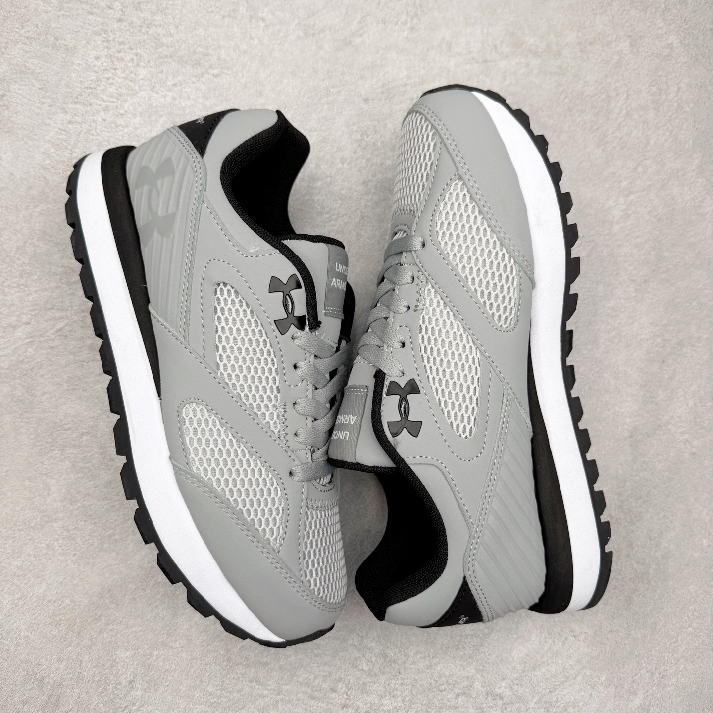 图片[3]-UA安德玛（UNDERARMOUR）Jogger透气运动跑步休闲鞋 运动与生活的完美融合，安德玛Jogger简约而不失时尚感。其线条流畅自然，整体造型符合当下流行的运动休闲风格。经典的黑色配色，低调又百搭，无论是搭配运动裤、牛仔裤还是休闲短裤，都能相得益彰，让你在各种场合都能自信展现个人风格。鞋面上的品牌标识简洁醒目，既彰显了品牌身份，又增添了一份精致感。鞋面采用高品质透气材料，能够让空气自由流通，保持脚部干爽舒适。即使在长时间运动或炎热天气下，也不用担心脚部闷热出汗。同时，这种材料还具备一定的耐磨性，不易磨损，延长了鞋子的使用寿命。鞋底则选用了轻量、防滑且耐磨的材质，具备良好的抓地力，无论是在跑步、健身还是日常行走时，都能为你提供稳定的支撑，有效减少滑倒的风险。此外，鞋底的减震效果也十分出色，能有效缓解运动时对脚部的冲击，保护你的关节健康。尺码： 40 41 42 43 44 45-选品中心