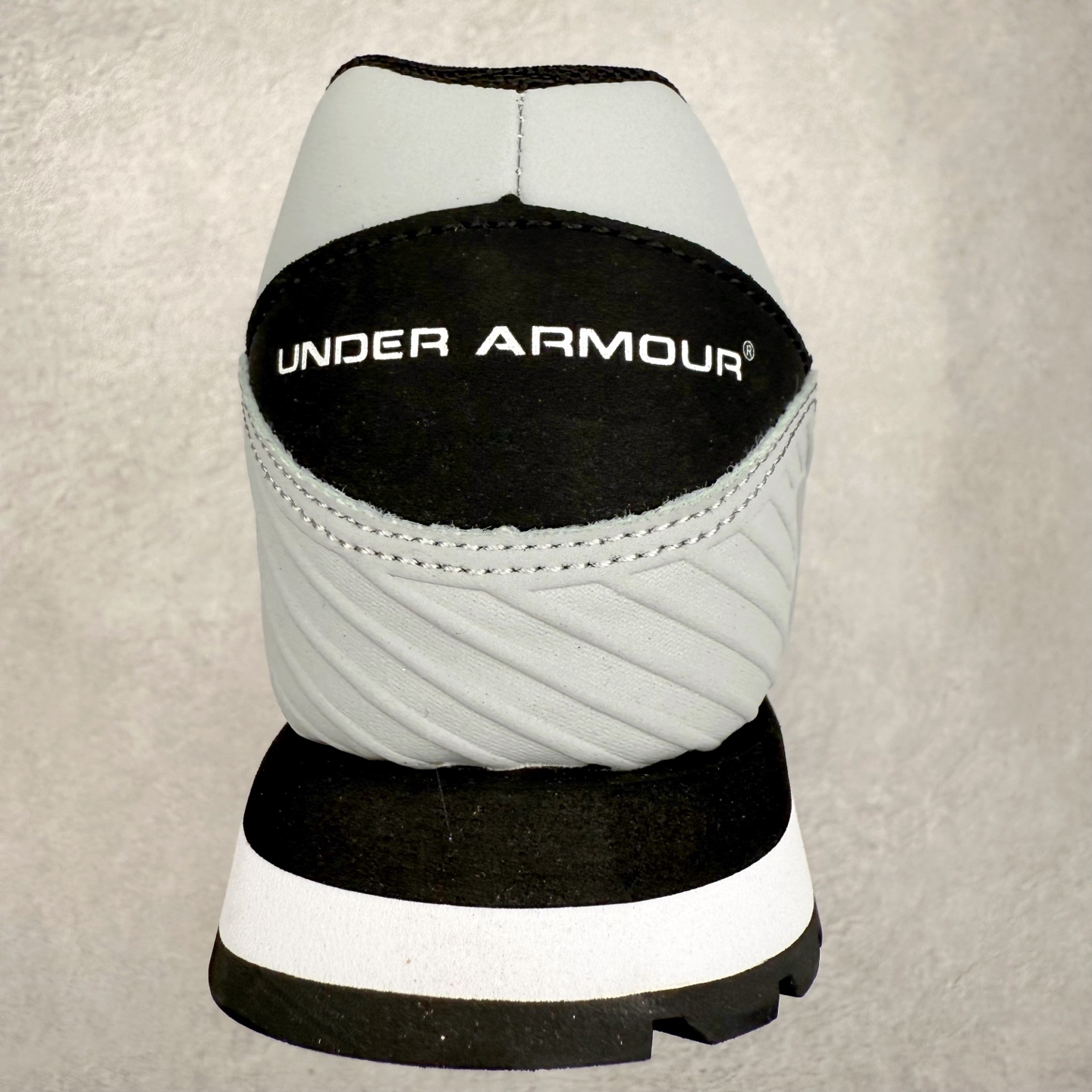 图片[8]-UA安德玛（UNDERARMOUR）Jogger透气运动跑步休闲鞋 运动与生活的完美融合，安德玛Jogger简约而不失时尚感。其线条流畅自然，整体造型符合当下流行的运动休闲风格。经典的黑色配色，低调又百搭，无论是搭配运动裤、牛仔裤还是休闲短裤，都能相得益彰，让你在各种场合都能自信展现个人风格。鞋面上的品牌标识简洁醒目，既彰显了品牌身份，又增添了一份精致感。鞋面采用高品质透气材料，能够让空气自由流通，保持脚部干爽舒适。即使在长时间运动或炎热天气下，也不用担心脚部闷热出汗。同时，这种材料还具备一定的耐磨性，不易磨损，延长了鞋子的使用寿命。鞋底则选用了轻量、防滑且耐磨的材质，具备良好的抓地力，无论是在跑步、健身还是日常行走时，都能为你提供稳定的支撑，有效减少滑倒的风险。此外，鞋底的减震效果也十分出色，能有效缓解运动时对脚部的冲击，保护你的关节健康。尺码： 40 41 42 43 44 45-选品中心