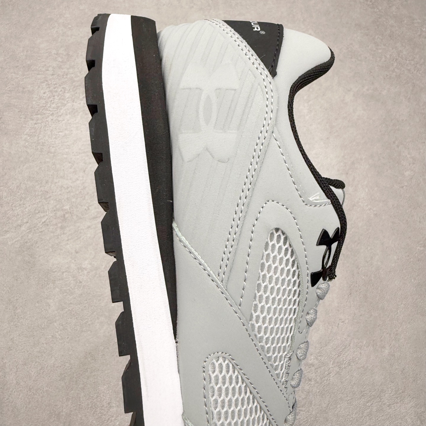 图片[6]-UA安德玛（UNDERARMOUR）Jogger透气运动跑步休闲鞋 运动与生活的完美融合，安德玛Jogger简约而不失时尚感。其线条流畅自然，整体造型符合当下流行的运动休闲风格。经典的黑色配色，低调又百搭，无论是搭配运动裤、牛仔裤还是休闲短裤，都能相得益彰，让你在各种场合都能自信展现个人风格。鞋面上的品牌标识简洁醒目，既彰显了品牌身份，又增添了一份精致感。鞋面采用高品质透气材料，能够让空气自由流通，保持脚部干爽舒适。即使在长时间运动或炎热天气下，也不用担心脚部闷热出汗。同时，这种材料还具备一定的耐磨性，不易磨损，延长了鞋子的使用寿命。鞋底则选用了轻量、防滑且耐磨的材质，具备良好的抓地力，无论是在跑步、健身还是日常行走时，都能为你提供稳定的支撑，有效减少滑倒的风险。此外，鞋底的减震效果也十分出色，能有效缓解运动时对脚部的冲击，保护你的关节健康。尺码： 40 41 42 43 44 45-选品中心