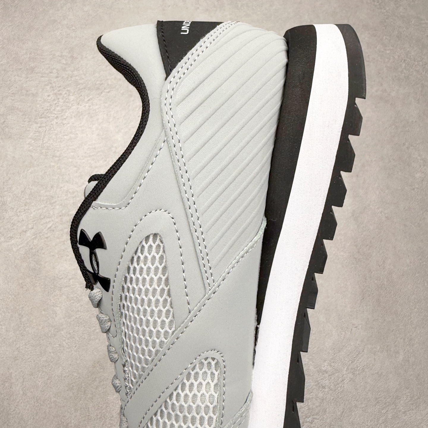 图片[7]-UA安德玛（UNDERARMOUR）Jogger透气运动跑步休闲鞋 运动与生活的完美融合，安德玛Jogger简约而不失时尚感。其线条流畅自然，整体造型符合当下流行的运动休闲风格。经典的黑色配色，低调又百搭，无论是搭配运动裤、牛仔裤还是休闲短裤，都能相得益彰，让你在各种场合都能自信展现个人风格。鞋面上的品牌标识简洁醒目，既彰显了品牌身份，又增添了一份精致感。鞋面采用高品质透气材料，能够让空气自由流通，保持脚部干爽舒适。即使在长时间运动或炎热天气下，也不用担心脚部闷热出汗。同时，这种材料还具备一定的耐磨性，不易磨损，延长了鞋子的使用寿命。鞋底则选用了轻量、防滑且耐磨的材质，具备良好的抓地力，无论是在跑步、健身还是日常行走时，都能为你提供稳定的支撑，有效减少滑倒的风险。此外，鞋底的减震效果也十分出色，能有效缓解运动时对脚部的冲击，保护你的关节健康。尺码： 40 41 42 43 44 45-选品中心