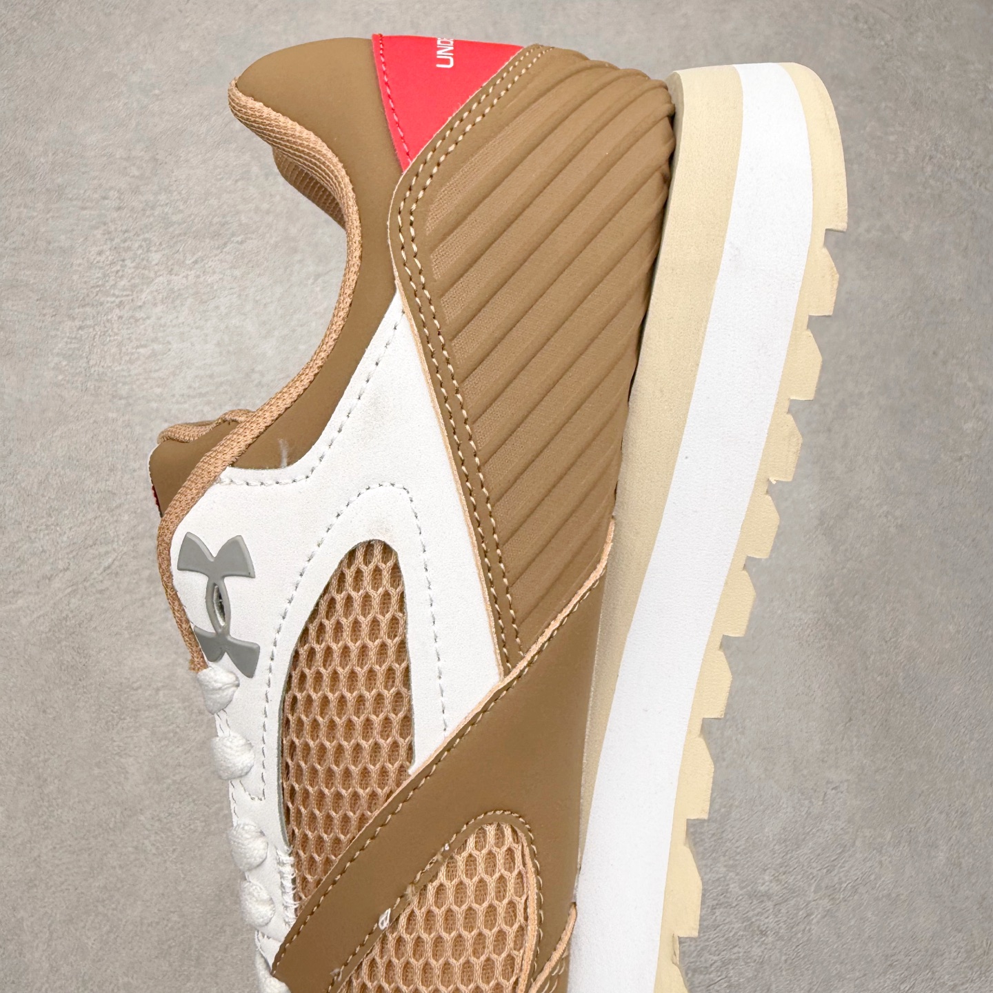 图片[7]-UA安德玛（UNDERARMOUR）Jogger透气运动跑步休闲鞋 运动与生活的完美融合，安德玛Jogger简约而不失时尚感。其线条流畅自然，整体造型符合当下流行的运动休闲风格。经典的黑色配色，低调又百搭，无论是搭配运动裤、牛仔裤还是休闲短裤，都能相得益彰，让你在各种场合都能自信展现个人风格。鞋面上的品牌标识简洁醒目，既彰显了品牌身份，又增添了一份精致感。鞋面采用高品质透气材料，能够让空气自由流通，保持脚部干爽舒适。即使在长时间运动或炎热天气下，也不用担心脚部闷热出汗。同时，这种材料还具备一定的耐磨性，不易磨损，延长了鞋子的使用寿命。鞋底则选用了轻量、防滑且耐磨的材质，具备良好的抓地力，无论是在跑步、健身还是日常行走时，都能为你提供稳定的支撑，有效减少滑倒的风险。此外，鞋底的减震效果也十分出色，能有效缓解运动时对脚部的冲击，保护你的关节健康。尺码： 40 41 42 43 44 45-选品中心