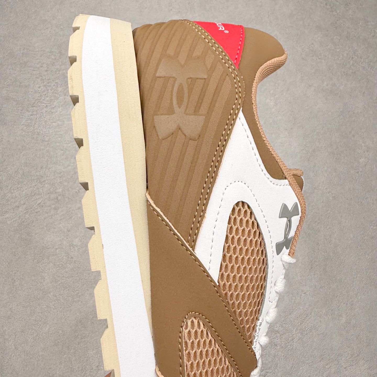 图片[6]-UA安德玛（UNDERARMOUR）Jogger透气运动跑步休闲鞋 运动与生活的完美融合，安德玛Jogger简约而不失时尚感。其线条流畅自然，整体造型符合当下流行的运动休闲风格。经典的黑色配色，低调又百搭，无论是搭配运动裤、牛仔裤还是休闲短裤，都能相得益彰，让你在各种场合都能自信展现个人风格。鞋面上的品牌标识简洁醒目，既彰显了品牌身份，又增添了一份精致感。鞋面采用高品质透气材料，能够让空气自由流通，保持脚部干爽舒适。即使在长时间运动或炎热天气下，也不用担心脚部闷热出汗。同时，这种材料还具备一定的耐磨性，不易磨损，延长了鞋子的使用寿命。鞋底则选用了轻量、防滑且耐磨的材质，具备良好的抓地力，无论是在跑步、健身还是日常行走时，都能为你提供稳定的支撑，有效减少滑倒的风险。此外，鞋底的减震效果也十分出色，能有效缓解运动时对脚部的冲击，保护你的关节健康。尺码： 40 41 42 43 44 45-选品中心