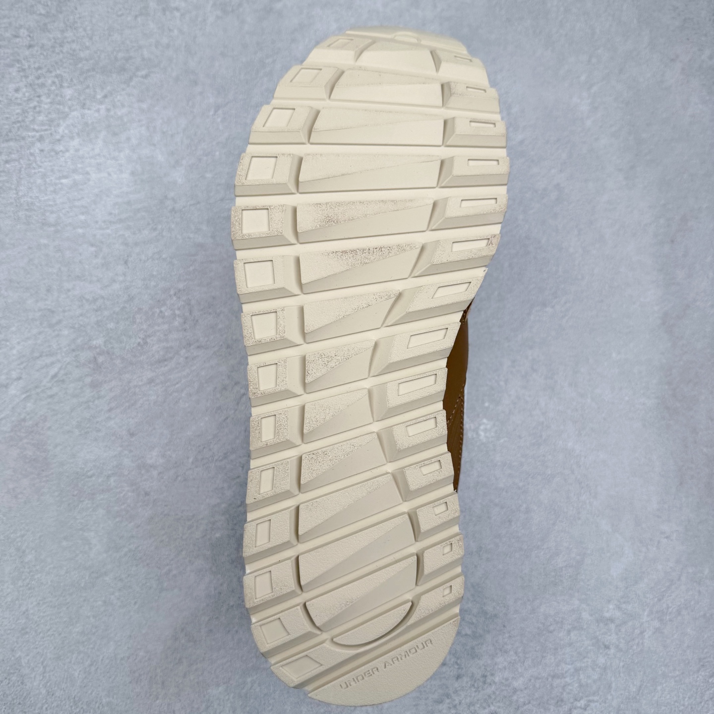 图片[9]-UA安德玛（UNDERARMOUR）Jogger透气运动跑步休闲鞋 运动与生活的完美融合，安德玛Jogger简约而不失时尚感。其线条流畅自然，整体造型符合当下流行的运动休闲风格。经典的黑色配色，低调又百搭，无论是搭配运动裤、牛仔裤还是休闲短裤，都能相得益彰，让你在各种场合都能自信展现个人风格。鞋面上的品牌标识简洁醒目，既彰显了品牌身份，又增添了一份精致感。鞋面采用高品质透气材料，能够让空气自由流通，保持脚部干爽舒适。即使在长时间运动或炎热天气下，也不用担心脚部闷热出汗。同时，这种材料还具备一定的耐磨性，不易磨损，延长了鞋子的使用寿命。鞋底则选用了轻量、防滑且耐磨的材质，具备良好的抓地力，无论是在跑步、健身还是日常行走时，都能为你提供稳定的支撑，有效减少滑倒的风险。此外，鞋底的减震效果也十分出色，能有效缓解运动时对脚部的冲击，保护你的关节健康。尺码： 40 41 42 43 44 45-选品中心