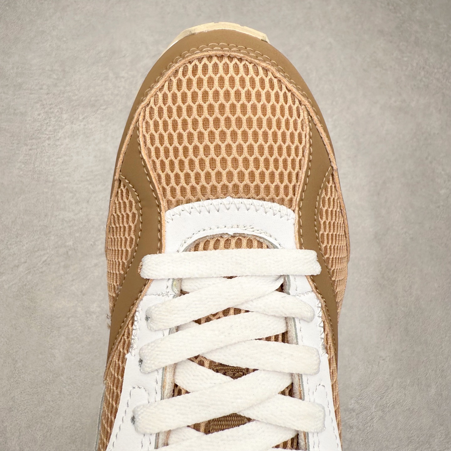 图片[4]-UA安德玛（UNDERARMOUR）Jogger透气运动跑步休闲鞋 运动与生活的完美融合，安德玛Jogger简约而不失时尚感。其线条流畅自然，整体造型符合当下流行的运动休闲风格。经典的黑色配色，低调又百搭，无论是搭配运动裤、牛仔裤还是休闲短裤，都能相得益彰，让你在各种场合都能自信展现个人风格。鞋面上的品牌标识简洁醒目，既彰显了品牌身份，又增添了一份精致感。鞋面采用高品质透气材料，能够让空气自由流通，保持脚部干爽舒适。即使在长时间运动或炎热天气下，也不用担心脚部闷热出汗。同时，这种材料还具备一定的耐磨性，不易磨损，延长了鞋子的使用寿命。鞋底则选用了轻量、防滑且耐磨的材质，具备良好的抓地力，无论是在跑步、健身还是日常行走时，都能为你提供稳定的支撑，有效减少滑倒的风险。此外，鞋底的减震效果也十分出色，能有效缓解运动时对脚部的冲击，保护你的关节健康。尺码： 40 41 42 43 44 45-选品中心