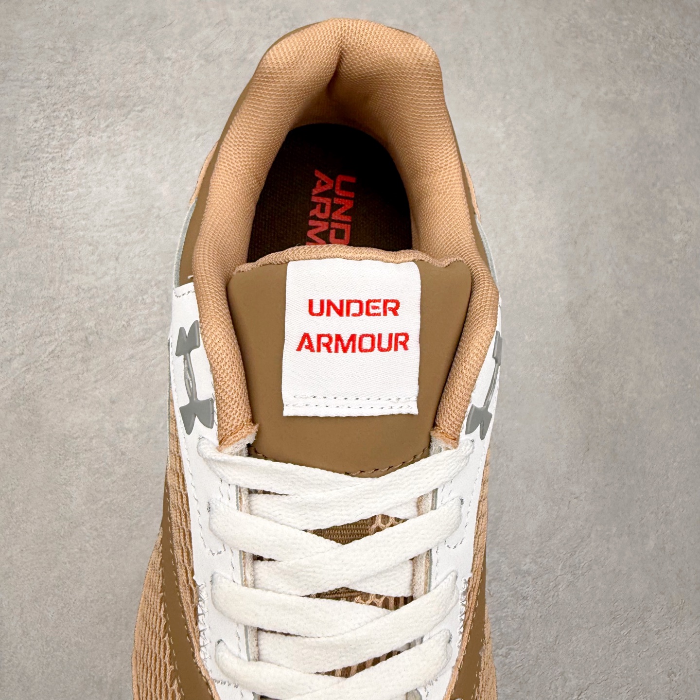 图片[5]-UA安德玛（UNDERARMOUR）Jogger透气运动跑步休闲鞋 运动与生活的完美融合，安德玛Jogger简约而不失时尚感。其线条流畅自然，整体造型符合当下流行的运动休闲风格。经典的黑色配色，低调又百搭，无论是搭配运动裤、牛仔裤还是休闲短裤，都能相得益彰，让你在各种场合都能自信展现个人风格。鞋面上的品牌标识简洁醒目，既彰显了品牌身份，又增添了一份精致感。鞋面采用高品质透气材料，能够让空气自由流通，保持脚部干爽舒适。即使在长时间运动或炎热天气下，也不用担心脚部闷热出汗。同时，这种材料还具备一定的耐磨性，不易磨损，延长了鞋子的使用寿命。鞋底则选用了轻量、防滑且耐磨的材质，具备良好的抓地力，无论是在跑步、健身还是日常行走时，都能为你提供稳定的支撑，有效减少滑倒的风险。此外，鞋底的减震效果也十分出色，能有效缓解运动时对脚部的冲击，保护你的关节健康。尺码： 40 41 42 43 44 45-选品中心