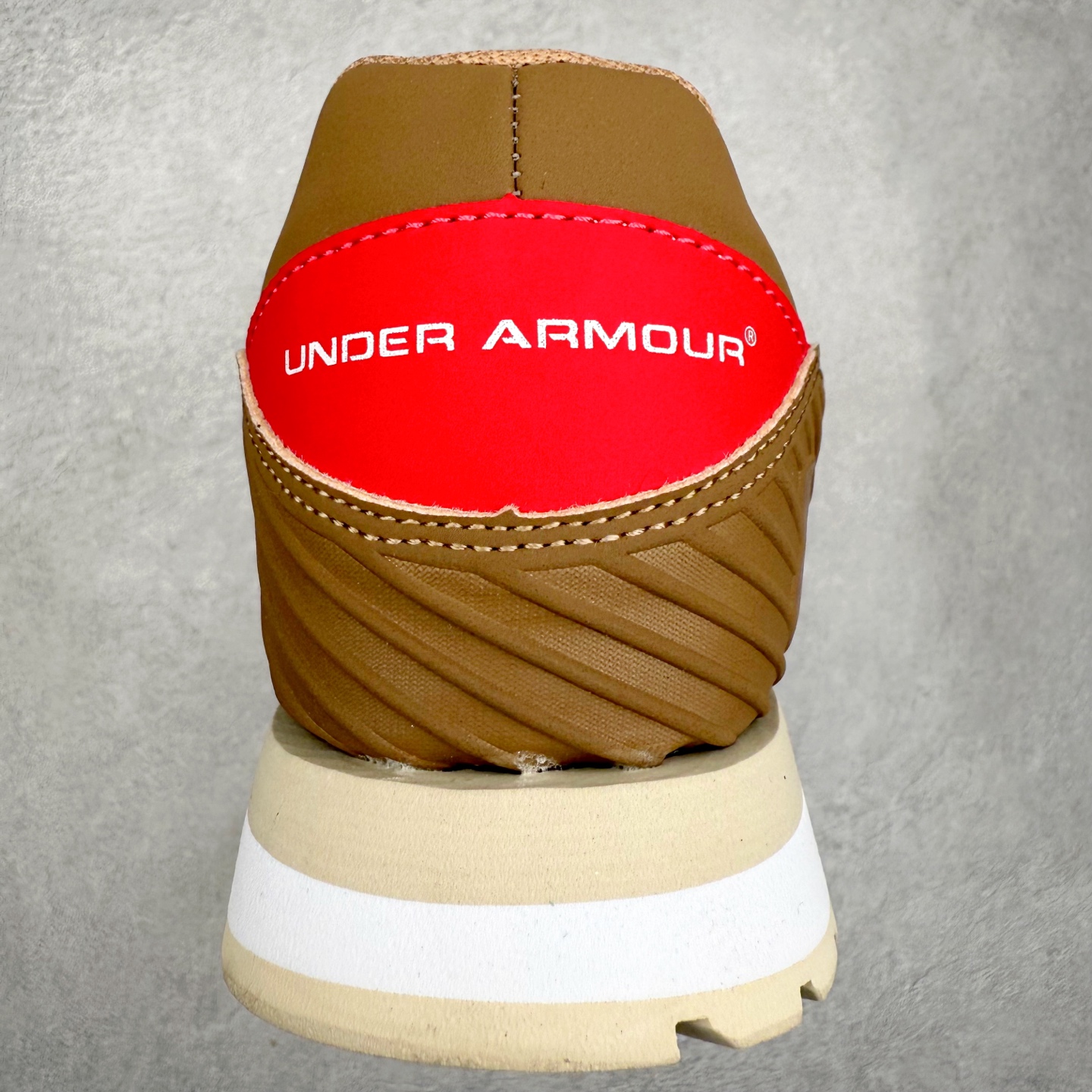 图片[8]-UA安德玛（UNDERARMOUR）Jogger透气运动跑步休闲鞋 运动与生活的完美融合，安德玛Jogger简约而不失时尚感。其线条流畅自然，整体造型符合当下流行的运动休闲风格。经典的黑色配色，低调又百搭，无论是搭配运动裤、牛仔裤还是休闲短裤，都能相得益彰，让你在各种场合都能自信展现个人风格。鞋面上的品牌标识简洁醒目，既彰显了品牌身份，又增添了一份精致感。鞋面采用高品质透气材料，能够让空气自由流通，保持脚部干爽舒适。即使在长时间运动或炎热天气下，也不用担心脚部闷热出汗。同时，这种材料还具备一定的耐磨性，不易磨损，延长了鞋子的使用寿命。鞋底则选用了轻量、防滑且耐磨的材质，具备良好的抓地力，无论是在跑步、健身还是日常行走时，都能为你提供稳定的支撑，有效减少滑倒的风险。此外，鞋底的减震效果也十分出色，能有效缓解运动时对脚部的冲击，保护你的关节健康。尺码： 40 41 42 43 44 45-选品中心