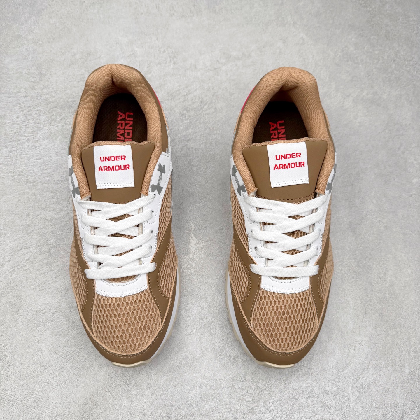 图片[2]-UA安德玛（UNDERARMOUR）Jogger透气运动跑步休闲鞋 运动与生活的完美融合，安德玛Jogger简约而不失时尚感。其线条流畅自然，整体造型符合当下流行的运动休闲风格。经典的黑色配色，低调又百搭，无论是搭配运动裤、牛仔裤还是休闲短裤，都能相得益彰，让你在各种场合都能自信展现个人风格。鞋面上的品牌标识简洁醒目，既彰显了品牌身份，又增添了一份精致感。鞋面采用高品质透气材料，能够让空气自由流通，保持脚部干爽舒适。即使在长时间运动或炎热天气下，也不用担心脚部闷热出汗。同时，这种材料还具备一定的耐磨性，不易磨损，延长了鞋子的使用寿命。鞋底则选用了轻量、防滑且耐磨的材质，具备良好的抓地力，无论是在跑步、健身还是日常行走时，都能为你提供稳定的支撑，有效减少滑倒的风险。此外，鞋底的减震效果也十分出色，能有效缓解运动时对脚部的冲击，保护你的关节健康。尺码： 40 41 42 43 44 45-选品中心