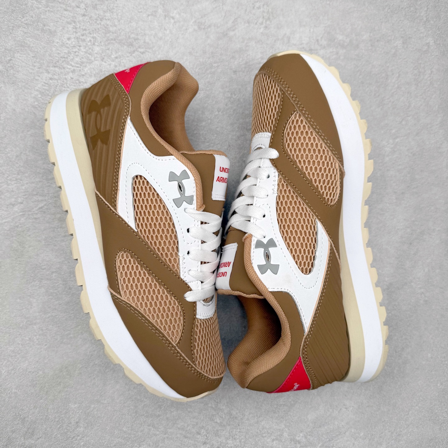 图片[3]-UA安德玛（UNDERARMOUR）Jogger透气运动跑步休闲鞋 运动与生活的完美融合，安德玛Jogger简约而不失时尚感。其线条流畅自然，整体造型符合当下流行的运动休闲风格。经典的黑色配色，低调又百搭，无论是搭配运动裤、牛仔裤还是休闲短裤，都能相得益彰，让你在各种场合都能自信展现个人风格。鞋面上的品牌标识简洁醒目，既彰显了品牌身份，又增添了一份精致感。鞋面采用高品质透气材料，能够让空气自由流通，保持脚部干爽舒适。即使在长时间运动或炎热天气下，也不用担心脚部闷热出汗。同时，这种材料还具备一定的耐磨性，不易磨损，延长了鞋子的使用寿命。鞋底则选用了轻量、防滑且耐磨的材质，具备良好的抓地力，无论是在跑步、健身还是日常行走时，都能为你提供稳定的支撑，有效减少滑倒的风险。此外，鞋底的减震效果也十分出色，能有效缓解运动时对脚部的冲击，保护你的关节健康。尺码： 40 41 42 43 44 45-选品中心