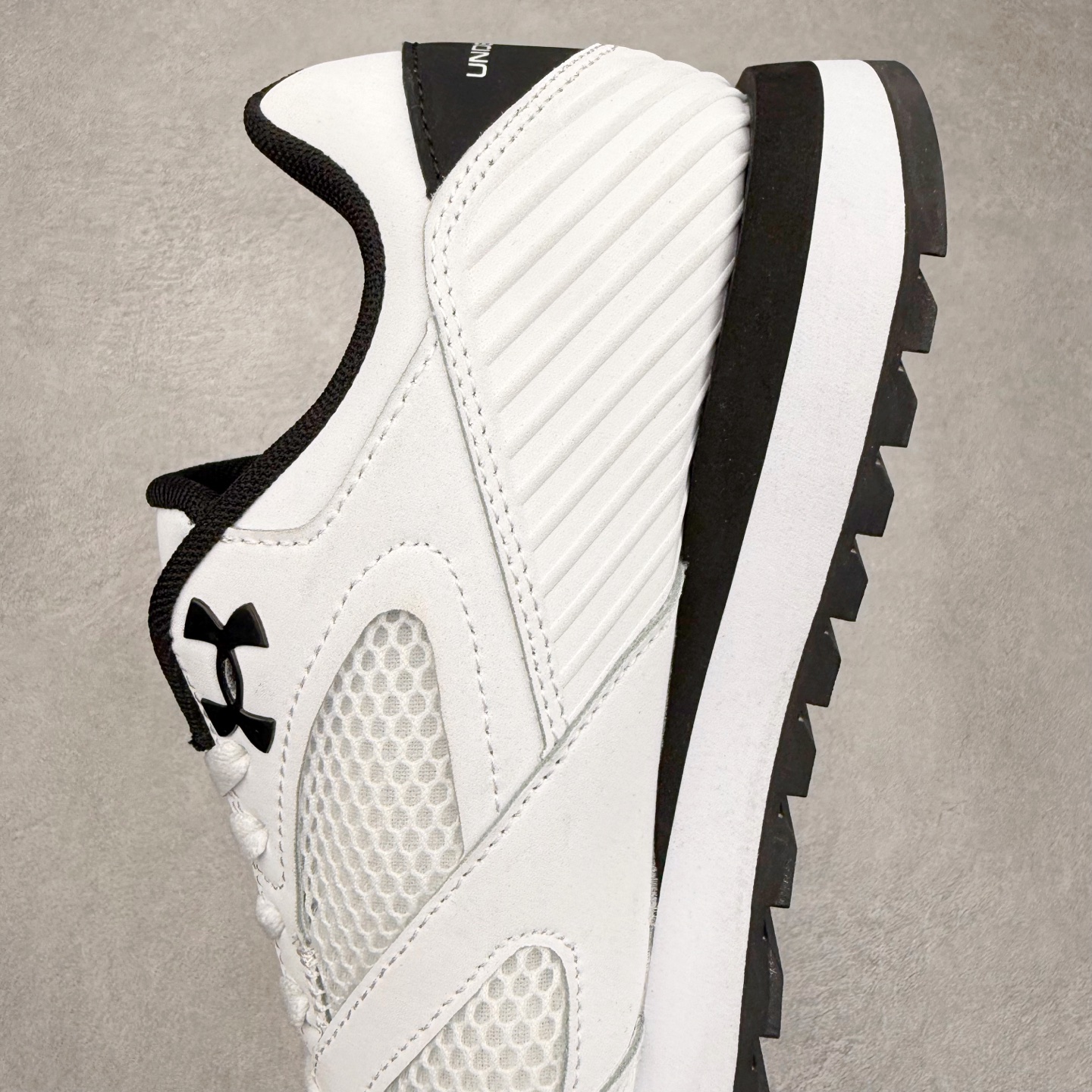 图片[7]-UA安德玛（UNDERARMOUR）Jogger透气运动跑步休闲鞋 运动与生活的完美融合，安德玛Jogger简约而不失时尚感。其线条流畅自然，整体造型符合当下流行的运动休闲风格。经典的黑色配色，低调又百搭，无论是搭配运动裤、牛仔裤还是休闲短裤，都能相得益彰，让你在各种场合都能自信展现个人风格。鞋面上的品牌标识简洁醒目，既彰显了品牌身份，又增添了一份精致感。鞋面采用高品质透气材料，能够让空气自由流通，保持脚部干爽舒适。即使在长时间运动或炎热天气下，也不用担心脚部闷热出汗。同时，这种材料还具备一定的耐磨性，不易磨损，延长了鞋子的使用寿命。鞋底则选用了轻量、防滑且耐磨的材质，具备良好的抓地力，无论是在跑步、健身还是日常行走时，都能为你提供稳定的支撑，有效减少滑倒的风险。此外，鞋底的减震效果也十分出色，能有效缓解运动时对脚部的冲击，保护你的关节健康。尺码： 40 41 42 43 44 45-选品中心