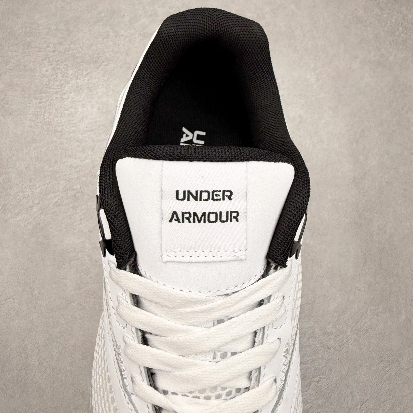 图片[5]-UA安德玛（UNDERARMOUR）Jogger透气运动跑步休闲鞋 运动与生活的完美融合，安德玛Jogger简约而不失时尚感。其线条流畅自然，整体造型符合当下流行的运动休闲风格。经典的黑色配色，低调又百搭，无论是搭配运动裤、牛仔裤还是休闲短裤，都能相得益彰，让你在各种场合都能自信展现个人风格。鞋面上的品牌标识简洁醒目，既彰显了品牌身份，又增添了一份精致感。鞋面采用高品质透气材料，能够让空气自由流通，保持脚部干爽舒适。即使在长时间运动或炎热天气下，也不用担心脚部闷热出汗。同时，这种材料还具备一定的耐磨性，不易磨损，延长了鞋子的使用寿命。鞋底则选用了轻量、防滑且耐磨的材质，具备良好的抓地力，无论是在跑步、健身还是日常行走时，都能为你提供稳定的支撑，有效减少滑倒的风险。此外，鞋底的减震效果也十分出色，能有效缓解运动时对脚部的冲击，保护你的关节健康。尺码： 40 41 42 43 44 45-选品中心