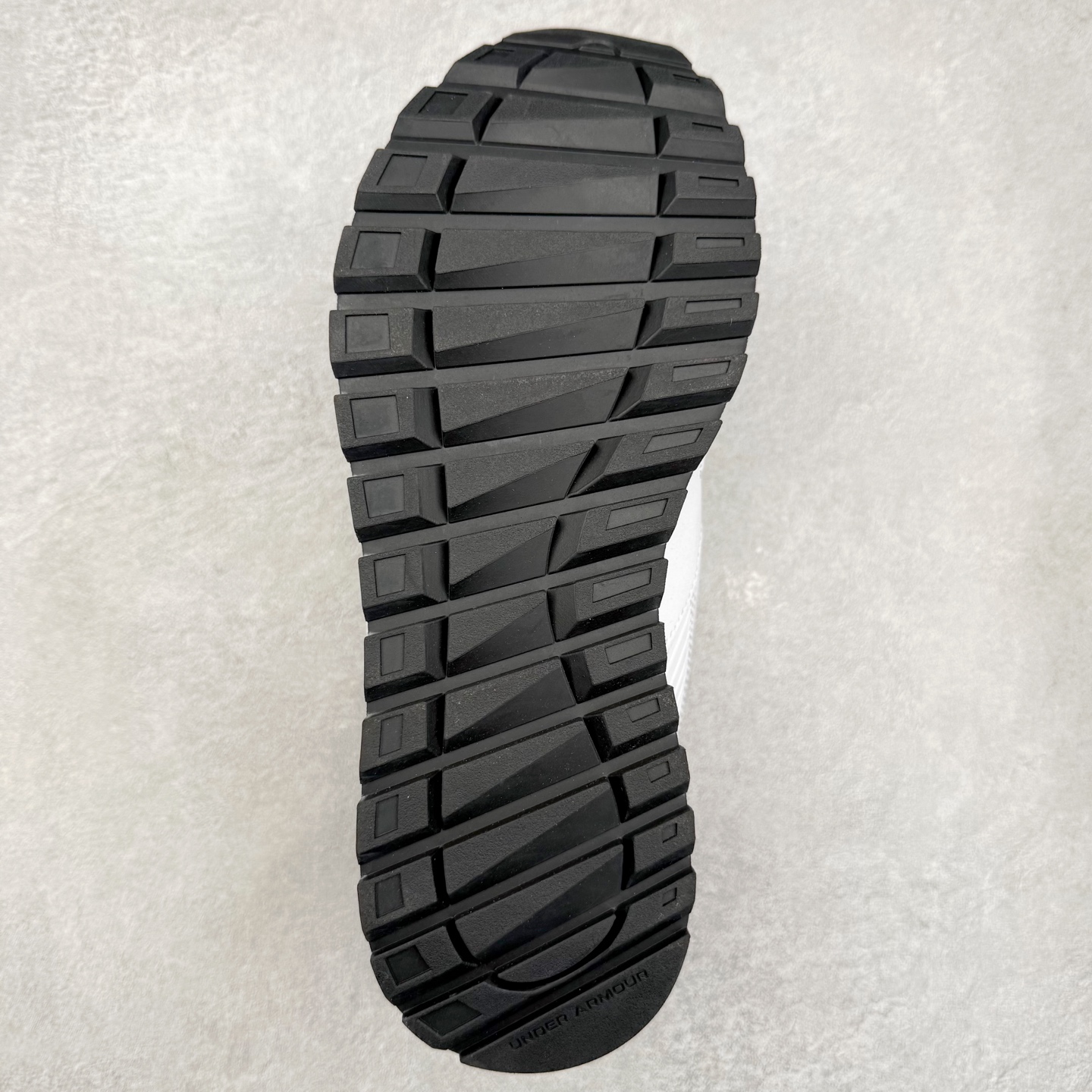 图片[9]-UA安德玛（UNDERARMOUR）Jogger透气运动跑步休闲鞋 运动与生活的完美融合，安德玛Jogger简约而不失时尚感。其线条流畅自然，整体造型符合当下流行的运动休闲风格。经典的黑色配色，低调又百搭，无论是搭配运动裤、牛仔裤还是休闲短裤，都能相得益彰，让你在各种场合都能自信展现个人风格。鞋面上的品牌标识简洁醒目，既彰显了品牌身份，又增添了一份精致感。鞋面采用高品质透气材料，能够让空气自由流通，保持脚部干爽舒适。即使在长时间运动或炎热天气下，也不用担心脚部闷热出汗。同时，这种材料还具备一定的耐磨性，不易磨损，延长了鞋子的使用寿命。鞋底则选用了轻量、防滑且耐磨的材质，具备良好的抓地力，无论是在跑步、健身还是日常行走时，都能为你提供稳定的支撑，有效减少滑倒的风险。此外，鞋底的减震效果也十分出色，能有效缓解运动时对脚部的冲击，保护你的关节健康。尺码： 40 41 42 43 44 45-选品中心