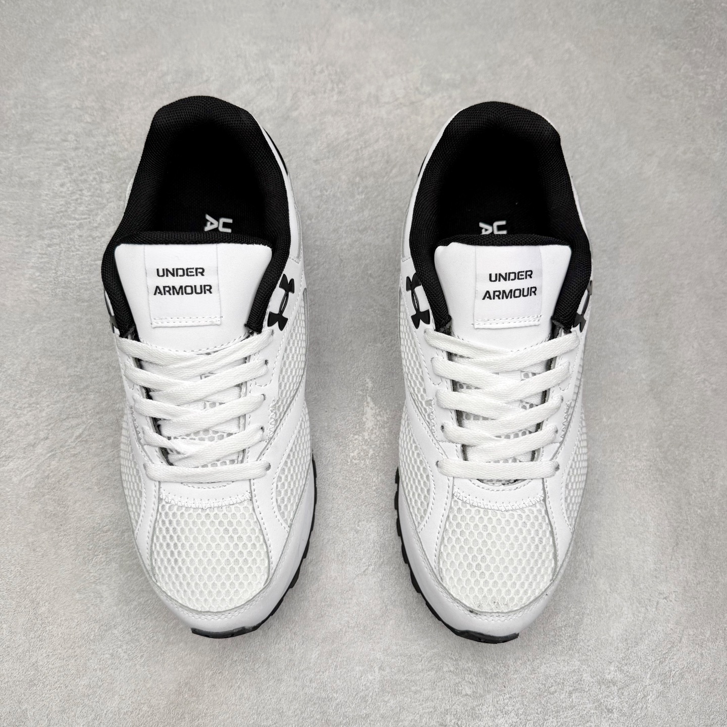 图片[2]-UA安德玛（UNDERARMOUR）Jogger透气运动跑步休闲鞋 运动与生活的完美融合，安德玛Jogger简约而不失时尚感。其线条流畅自然，整体造型符合当下流行的运动休闲风格。经典的黑色配色，低调又百搭，无论是搭配运动裤、牛仔裤还是休闲短裤，都能相得益彰，让你在各种场合都能自信展现个人风格。鞋面上的品牌标识简洁醒目，既彰显了品牌身份，又增添了一份精致感。鞋面采用高品质透气材料，能够让空气自由流通，保持脚部干爽舒适。即使在长时间运动或炎热天气下，也不用担心脚部闷热出汗。同时，这种材料还具备一定的耐磨性，不易磨损，延长了鞋子的使用寿命。鞋底则选用了轻量、防滑且耐磨的材质，具备良好的抓地力，无论是在跑步、健身还是日常行走时，都能为你提供稳定的支撑，有效减少滑倒的风险。此外，鞋底的减震效果也十分出色，能有效缓解运动时对脚部的冲击，保护你的关节健康。尺码： 40 41 42 43 44 45-选品中心