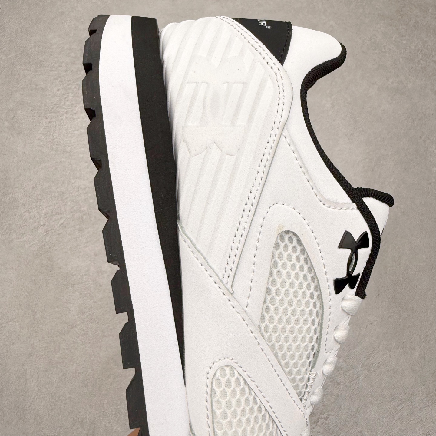 图片[6]-UA安德玛（UNDERARMOUR）Jogger透气运动跑步休闲鞋 运动与生活的完美融合，安德玛Jogger简约而不失时尚感。其线条流畅自然，整体造型符合当下流行的运动休闲风格。经典的黑色配色，低调又百搭，无论是搭配运动裤、牛仔裤还是休闲短裤，都能相得益彰，让你在各种场合都能自信展现个人风格。鞋面上的品牌标识简洁醒目，既彰显了品牌身份，又增添了一份精致感。鞋面采用高品质透气材料，能够让空气自由流通，保持脚部干爽舒适。即使在长时间运动或炎热天气下，也不用担心脚部闷热出汗。同时，这种材料还具备一定的耐磨性，不易磨损，延长了鞋子的使用寿命。鞋底则选用了轻量、防滑且耐磨的材质，具备良好的抓地力，无论是在跑步、健身还是日常行走时，都能为你提供稳定的支撑，有效减少滑倒的风险。此外，鞋底的减震效果也十分出色，能有效缓解运动时对脚部的冲击，保护你的关节健康。尺码： 40 41 42 43 44 45-选品中心