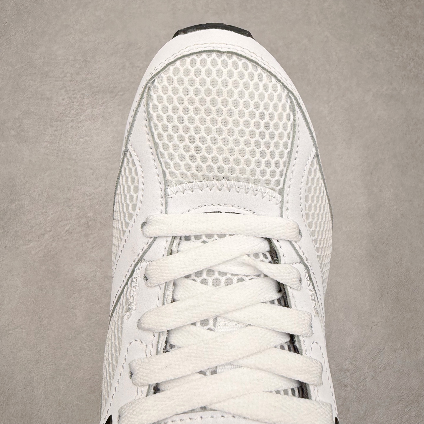 图片[4]-UA安德玛（UNDERARMOUR）Jogger透气运动跑步休闲鞋 运动与生活的完美融合，安德玛Jogger简约而不失时尚感。其线条流畅自然，整体造型符合当下流行的运动休闲风格。经典的黑色配色，低调又百搭，无论是搭配运动裤、牛仔裤还是休闲短裤，都能相得益彰，让你在各种场合都能自信展现个人风格。鞋面上的品牌标识简洁醒目，既彰显了品牌身份，又增添了一份精致感。鞋面采用高品质透气材料，能够让空气自由流通，保持脚部干爽舒适。即使在长时间运动或炎热天气下，也不用担心脚部闷热出汗。同时，这种材料还具备一定的耐磨性，不易磨损，延长了鞋子的使用寿命。鞋底则选用了轻量、防滑且耐磨的材质，具备良好的抓地力，无论是在跑步、健身还是日常行走时，都能为你提供稳定的支撑，有效减少滑倒的风险。此外，鞋底的减震效果也十分出色，能有效缓解运动时对脚部的冲击，保护你的关节健康。尺码： 40 41 42 43 44 45-选品中心