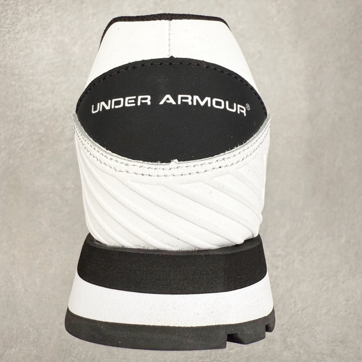 图片[8]-UA安德玛（UNDERARMOUR）Jogger透气运动跑步休闲鞋 运动与生活的完美融合，安德玛Jogger简约而不失时尚感。其线条流畅自然，整体造型符合当下流行的运动休闲风格。经典的黑色配色，低调又百搭，无论是搭配运动裤、牛仔裤还是休闲短裤，都能相得益彰，让你在各种场合都能自信展现个人风格。鞋面上的品牌标识简洁醒目，既彰显了品牌身份，又增添了一份精致感。鞋面采用高品质透气材料，能够让空气自由流通，保持脚部干爽舒适。即使在长时间运动或炎热天气下，也不用担心脚部闷热出汗。同时，这种材料还具备一定的耐磨性，不易磨损，延长了鞋子的使用寿命。鞋底则选用了轻量、防滑且耐磨的材质，具备良好的抓地力，无论是在跑步、健身还是日常行走时，都能为你提供稳定的支撑，有效减少滑倒的风险。此外，鞋底的减震效果也十分出色，能有效缓解运动时对脚部的冲击，保护你的关节健康。尺码： 40 41 42 43 44 45-选品中心