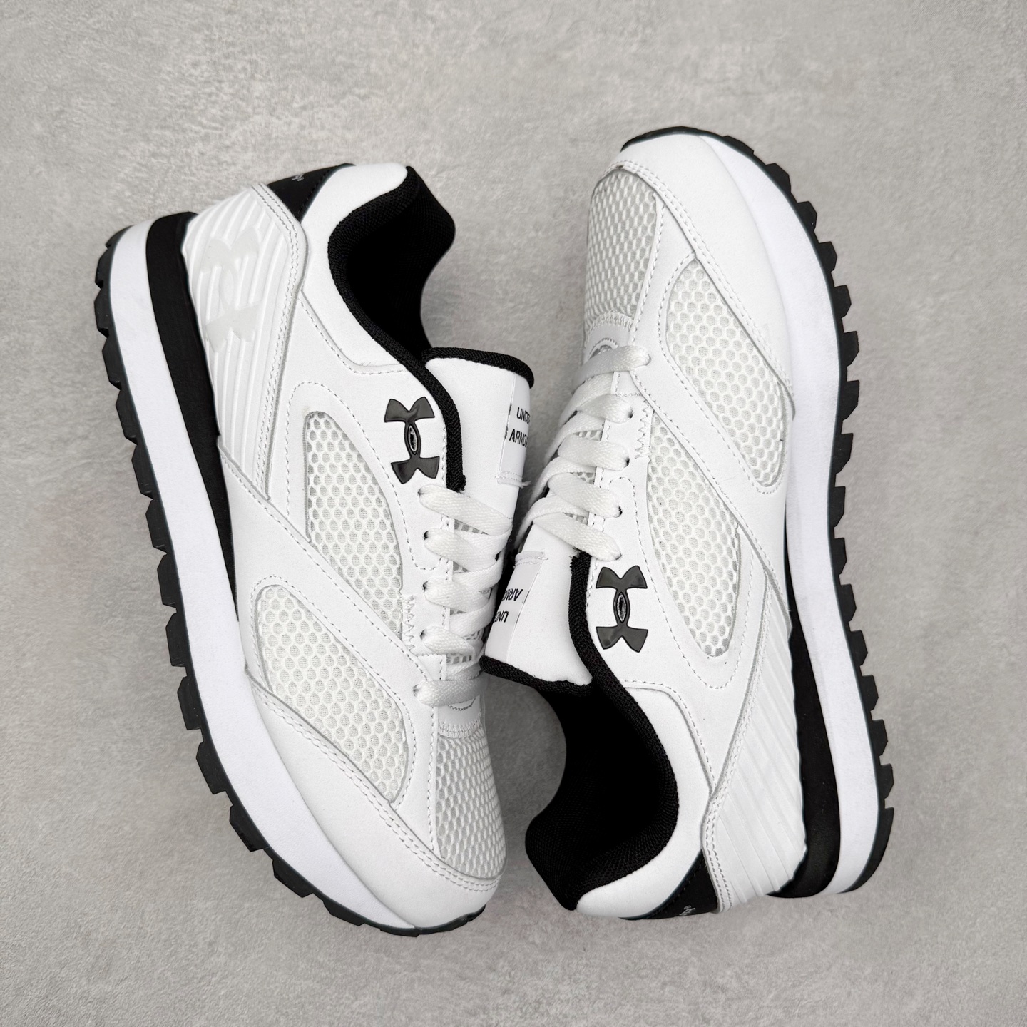 图片[3]-UA安德玛（UNDERARMOUR）Jogger透气运动跑步休闲鞋 运动与生活的完美融合，安德玛Jogger简约而不失时尚感。其线条流畅自然，整体造型符合当下流行的运动休闲风格。经典的黑色配色，低调又百搭，无论是搭配运动裤、牛仔裤还是休闲短裤，都能相得益彰，让你在各种场合都能自信展现个人风格。鞋面上的品牌标识简洁醒目，既彰显了品牌身份，又增添了一份精致感。鞋面采用高品质透气材料，能够让空气自由流通，保持脚部干爽舒适。即使在长时间运动或炎热天气下，也不用担心脚部闷热出汗。同时，这种材料还具备一定的耐磨性，不易磨损，延长了鞋子的使用寿命。鞋底则选用了轻量、防滑且耐磨的材质，具备良好的抓地力，无论是在跑步、健身还是日常行走时，都能为你提供稳定的支撑，有效减少滑倒的风险。此外，鞋底的减震效果也十分出色，能有效缓解运动时对脚部的冲击，保护你的关节健康。尺码： 40 41 42 43 44 45-选品中心