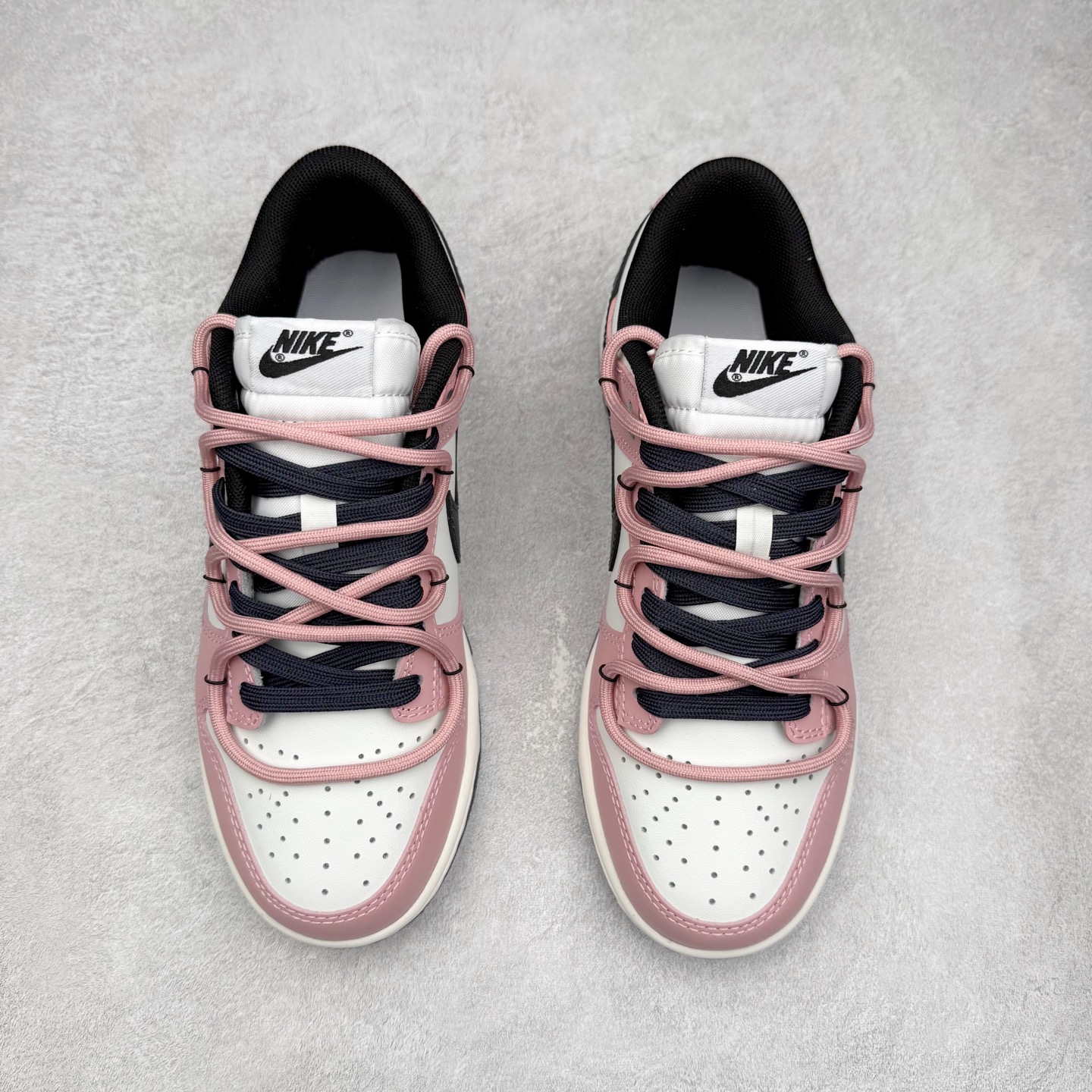 图片[2]-＃YC纯原 NK Dunk Low 怦然心动 PB0510-055 此款以温柔的樱花粉为主调，经典的纯白中和甜度，勾勒清新轮廓，低调释放吸引法则。黑色Swoosh的酷感碰撞，演绎出可盐可甜的时髦美学。鞋身巧妙融入的心形印压，暗藏浪漫彩蛋，甜美中自带态度。愿这抹粉白黑的碰撞，陪你踏出每一次自信与甜蜜的步调。定制系列天花板 无原鞋不开发 全系列得物原鞋一比一校对开发 配色持续更新中 终端对接 优势输出 全套原厂楦头原纸板数据档案倾力打造 原汁原味莞产 极致还原 圈内最强针车工艺 高端零售指定版 广东原厂配套原盒原标 鞋盒分三个尺码段 原厂冲刀 超高清洁度 全鞋零毛边皮料切割 采用原厂百宏鞋带以及原厂百宏织唛舌标 内标可供原厂几率过验 进口原装条纹中底布 四线拉帮白色点胶 原厂拉帮手法遵循公司 原厂电绣 极致还原 尺码：36 36.5 37.5 38 38.5 39 40 40.5 41 42 42.5 43 44 44.5 45 46-选品中心