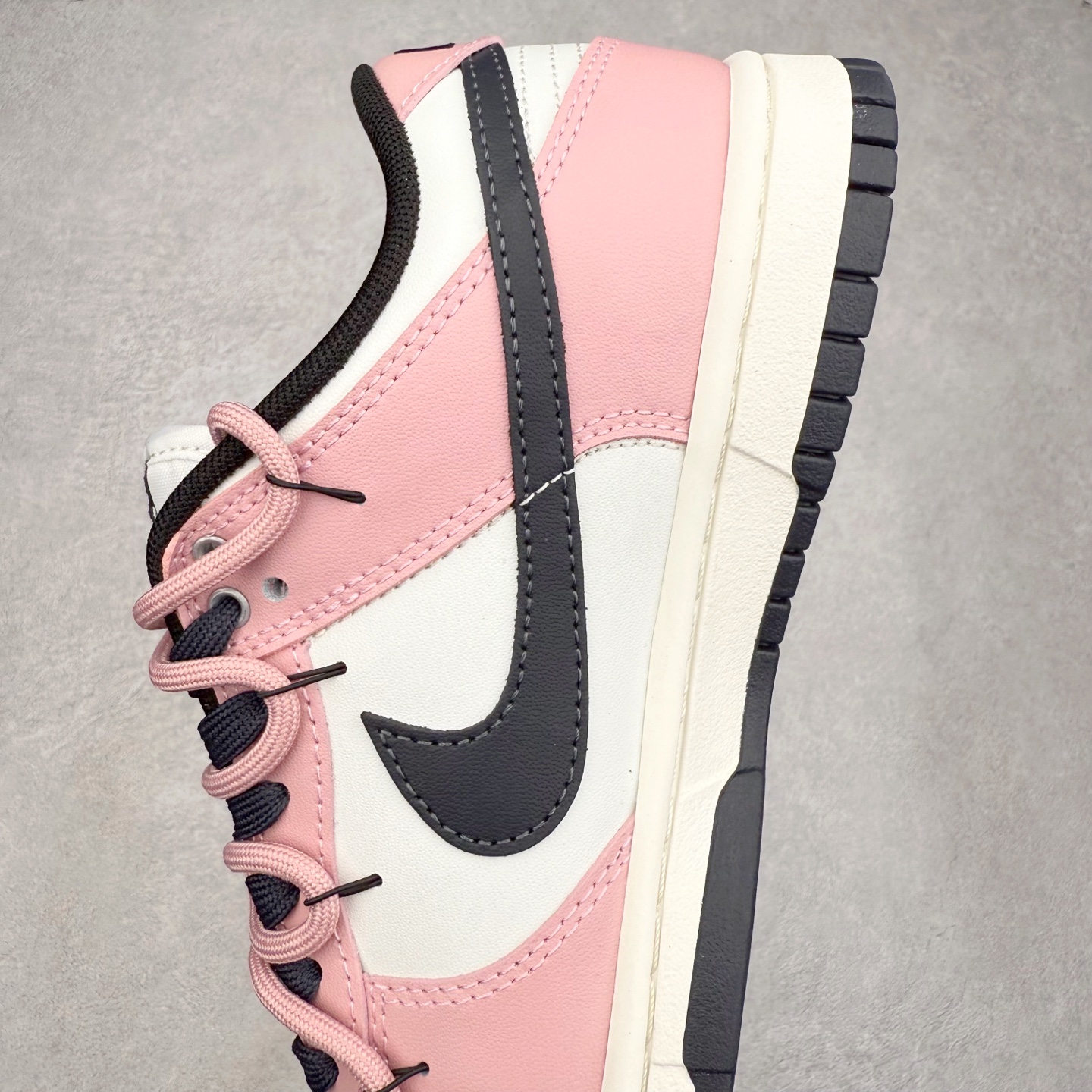 图片[7]-＃YC纯原 NK Dunk Low 怦然心动 PB0510-055 此款以温柔的樱花粉为主调，经典的纯白中和甜度，勾勒清新轮廓，低调释放吸引法则。黑色Swoosh的酷感碰撞，演绎出可盐可甜的时髦美学。鞋身巧妙融入的心形印压，暗藏浪漫彩蛋，甜美中自带态度。愿这抹粉白黑的碰撞，陪你踏出每一次自信与甜蜜的步调。定制系列天花板 无原鞋不开发 全系列得物原鞋一比一校对开发 配色持续更新中 终端对接 优势输出 全套原厂楦头原纸板数据档案倾力打造 原汁原味莞产 极致还原 圈内最强针车工艺 高端零售指定版 广东原厂配套原盒原标 鞋盒分三个尺码段 原厂冲刀 超高清洁度 全鞋零毛边皮料切割 采用原厂百宏鞋带以及原厂百宏织唛舌标 内标可供原厂几率过验 进口原装条纹中底布 四线拉帮白色点胶 原厂拉帮手法遵循公司 原厂电绣 极致还原 尺码：36 36.5 37.5 38 38.5 39 40 40.5 41 42 42.5 43 44 44.5 45 46-选品中心