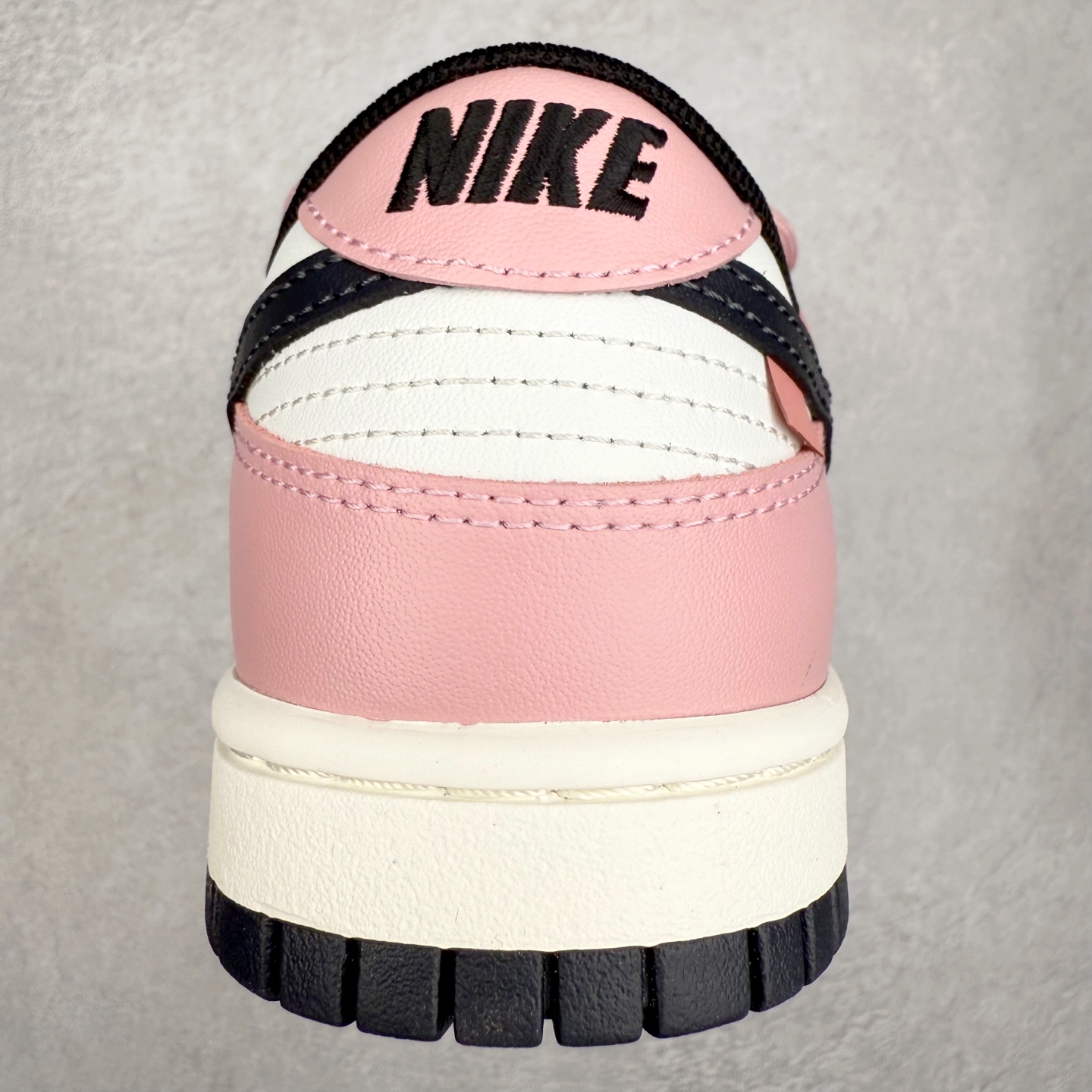 图片[8]-＃YC纯原 NK Dunk Low 怦然心动 PB0510-055 此款以温柔的樱花粉为主调，经典的纯白中和甜度，勾勒清新轮廓，低调释放吸引法则。黑色Swoosh的酷感碰撞，演绎出可盐可甜的时髦美学。鞋身巧妙融入的心形印压，暗藏浪漫彩蛋，甜美中自带态度。愿这抹粉白黑的碰撞，陪你踏出每一次自信与甜蜜的步调。定制系列天花板 无原鞋不开发 全系列得物原鞋一比一校对开发 配色持续更新中 终端对接 优势输出 全套原厂楦头原纸板数据档案倾力打造 原汁原味莞产 极致还原 圈内最强针车工艺 高端零售指定版 广东原厂配套原盒原标 鞋盒分三个尺码段 原厂冲刀 超高清洁度 全鞋零毛边皮料切割 采用原厂百宏鞋带以及原厂百宏织唛舌标 内标可供原厂几率过验 进口原装条纹中底布 四线拉帮白色点胶 原厂拉帮手法遵循公司 原厂电绣 极致还原 尺码：36 36.5 37.5 38 38.5 39 40 40.5 41 42 42.5 43 44 44.5 45 46-选品中心