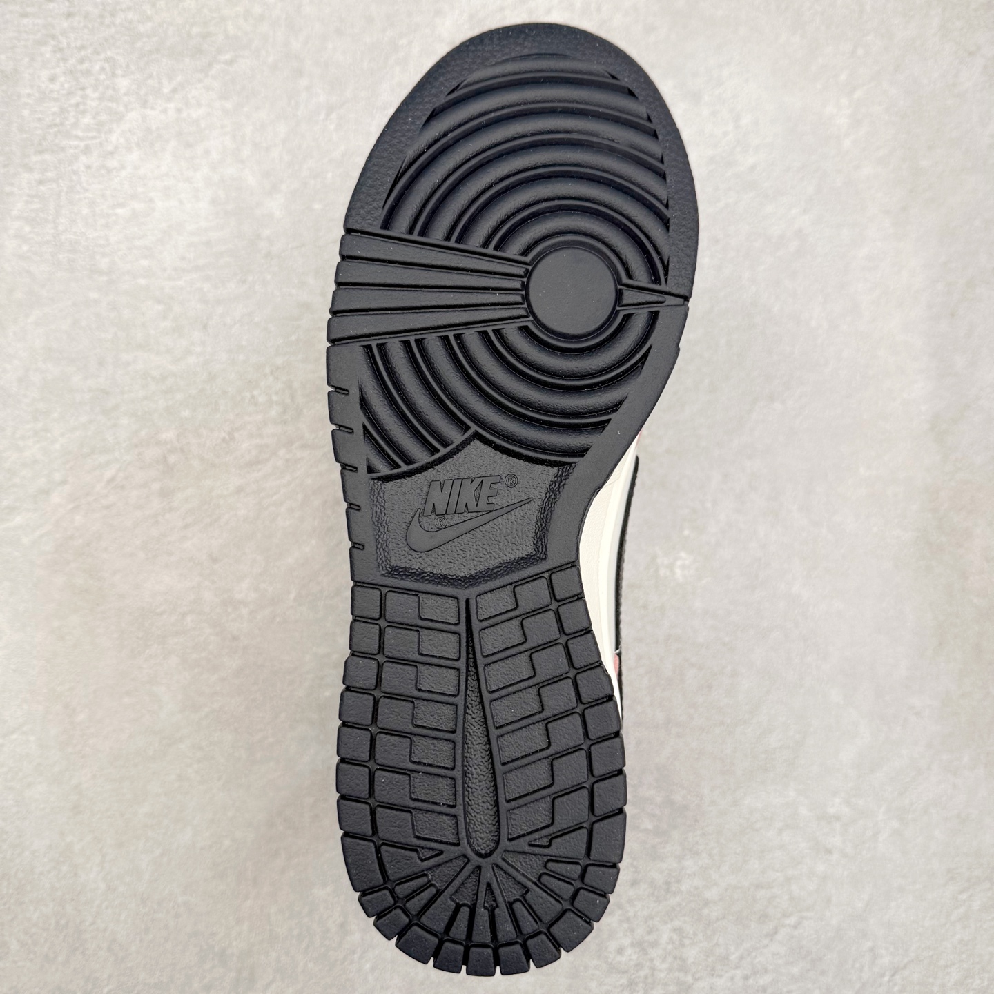 图片[9]-＃YC纯原 NK Dunk Low 怦然心动 PB0510-055 此款以温柔的樱花粉为主调，经典的纯白中和甜度，勾勒清新轮廓，低调释放吸引法则。黑色Swoosh的酷感碰撞，演绎出可盐可甜的时髦美学。鞋身巧妙融入的心形印压，暗藏浪漫彩蛋，甜美中自带态度。愿这抹粉白黑的碰撞，陪你踏出每一次自信与甜蜜的步调。定制系列天花板 无原鞋不开发 全系列得物原鞋一比一校对开发 配色持续更新中 终端对接 优势输出 全套原厂楦头原纸板数据档案倾力打造 原汁原味莞产 极致还原 圈内最强针车工艺 高端零售指定版 广东原厂配套原盒原标 鞋盒分三个尺码段 原厂冲刀 超高清洁度 全鞋零毛边皮料切割 采用原厂百宏鞋带以及原厂百宏织唛舌标 内标可供原厂几率过验 进口原装条纹中底布 四线拉帮白色点胶 原厂拉帮手法遵循公司 原厂电绣 极致还原 尺码：36 36.5 37.5 38 38.5 39 40 40.5 41 42 42.5 43 44 44.5 45 46-选品中心