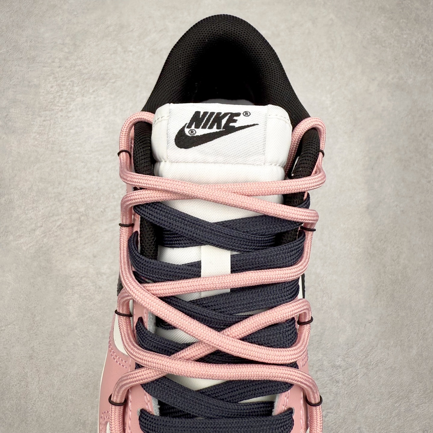 图片[5]-＃YC纯原 NK Dunk Low 怦然心动 PB0510-055 此款以温柔的樱花粉为主调，经典的纯白中和甜度，勾勒清新轮廓，低调释放吸引法则。黑色Swoosh的酷感碰撞，演绎出可盐可甜的时髦美学。鞋身巧妙融入的心形印压，暗藏浪漫彩蛋，甜美中自带态度。愿这抹粉白黑的碰撞，陪你踏出每一次自信与甜蜜的步调。定制系列天花板 无原鞋不开发 全系列得物原鞋一比一校对开发 配色持续更新中 终端对接 优势输出 全套原厂楦头原纸板数据档案倾力打造 原汁原味莞产 极致还原 圈内最强针车工艺 高端零售指定版 广东原厂配套原盒原标 鞋盒分三个尺码段 原厂冲刀 超高清洁度 全鞋零毛边皮料切割 采用原厂百宏鞋带以及原厂百宏织唛舌标 内标可供原厂几率过验 进口原装条纹中底布 四线拉帮白色点胶 原厂拉帮手法遵循公司 原厂电绣 极致还原 尺码：36 36.5 37.5 38 38.5 39 40 40.5 41 42 42.5 43 44 44.5 45 46-选品中心