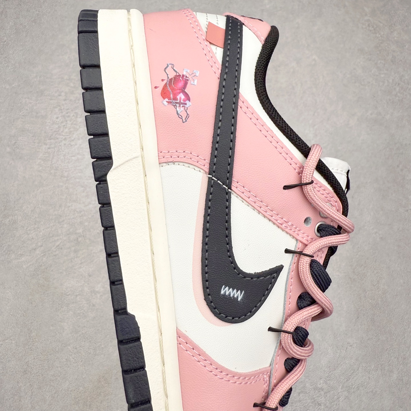 图片[6]-＃YC纯原 NK Dunk Low 怦然心动 PB0510-055 此款以温柔的樱花粉为主调，经典的纯白中和甜度，勾勒清新轮廓，低调释放吸引法则。黑色Swoosh的酷感碰撞，演绎出可盐可甜的时髦美学。鞋身巧妙融入的心形印压，暗藏浪漫彩蛋，甜美中自带态度。愿这抹粉白黑的碰撞，陪你踏出每一次自信与甜蜜的步调。定制系列天花板 无原鞋不开发 全系列得物原鞋一比一校对开发 配色持续更新中 终端对接 优势输出 全套原厂楦头原纸板数据档案倾力打造 原汁原味莞产 极致还原 圈内最强针车工艺 高端零售指定版 广东原厂配套原盒原标 鞋盒分三个尺码段 原厂冲刀 超高清洁度 全鞋零毛边皮料切割 采用原厂百宏鞋带以及原厂百宏织唛舌标 内标可供原厂几率过验 进口原装条纹中底布 四线拉帮白色点胶 原厂拉帮手法遵循公司 原厂电绣 极致还原 尺码：36 36.5 37.5 38 38.5 39 40 40.5 41 42 42.5 43 44 44.5 45 46-选品中心