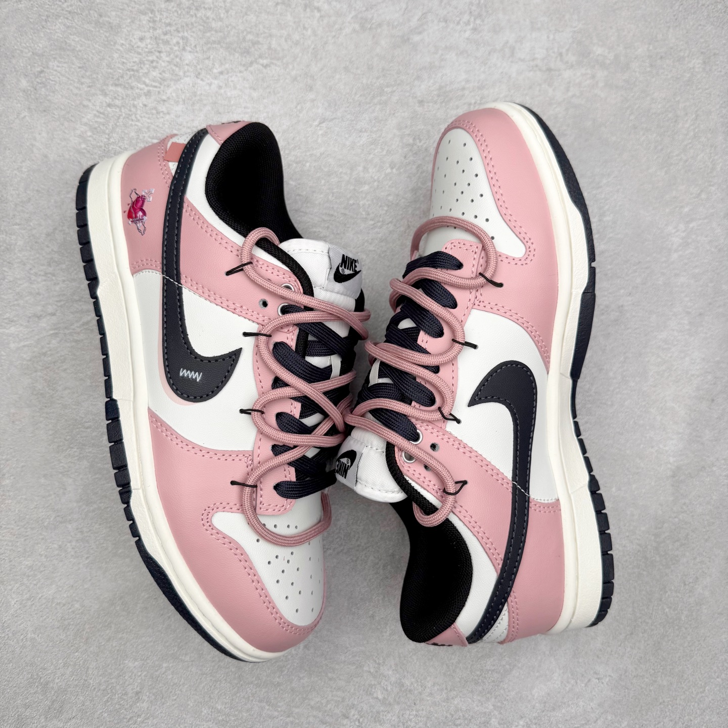 图片[3]-＃YC纯原 NK Dunk Low 怦然心动 PB0510-055 此款以温柔的樱花粉为主调，经典的纯白中和甜度，勾勒清新轮廓，低调释放吸引法则。黑色Swoosh的酷感碰撞，演绎出可盐可甜的时髦美学。鞋身巧妙融入的心形印压，暗藏浪漫彩蛋，甜美中自带态度。愿这抹粉白黑的碰撞，陪你踏出每一次自信与甜蜜的步调。定制系列天花板 无原鞋不开发 全系列得物原鞋一比一校对开发 配色持续更新中 终端对接 优势输出 全套原厂楦头原纸板数据档案倾力打造 原汁原味莞产 极致还原 圈内最强针车工艺 高端零售指定版 广东原厂配套原盒原标 鞋盒分三个尺码段 原厂冲刀 超高清洁度 全鞋零毛边皮料切割 采用原厂百宏鞋带以及原厂百宏织唛舌标 内标可供原厂几率过验 进口原装条纹中底布 四线拉帮白色点胶 原厂拉帮手法遵循公司 原厂电绣 极致还原 尺码：36 36.5 37.5 38 38.5 39 40 40.5 41 42 42.5 43 44 44.5 45 46-选品中心