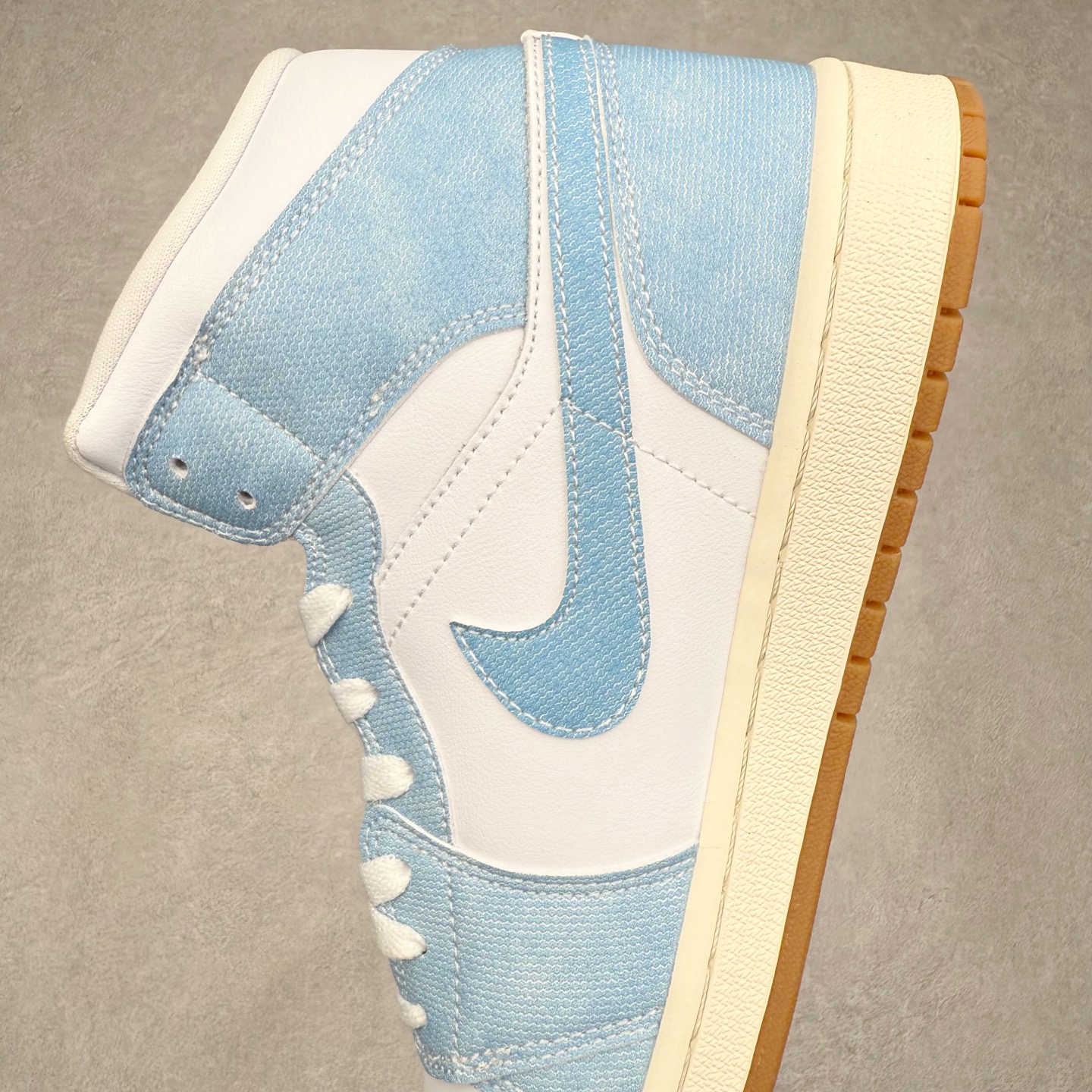 图片[7]-＃K版 Air Jordan AJ1 Mid 中帮 牛仔蓝白 HQ2005-100 原厂内置全掌气垫 A模大底 头层小牛皮 鞋舌AJ原厂专用牛津布+AJ专用反口珍珠布+原厂无杂质高弹内里海棉 特殊封边弹力鞋带 全网唯一头层牛皮 原鞋开模 拒绝公底 购置公司同步原材料 原汁原味 忠于原版‼️尺码：36 36.5 37.5 38 38.5 39 40 40.5 41 42 42.5 43 44 44.5 45 46 47.5-选品中心