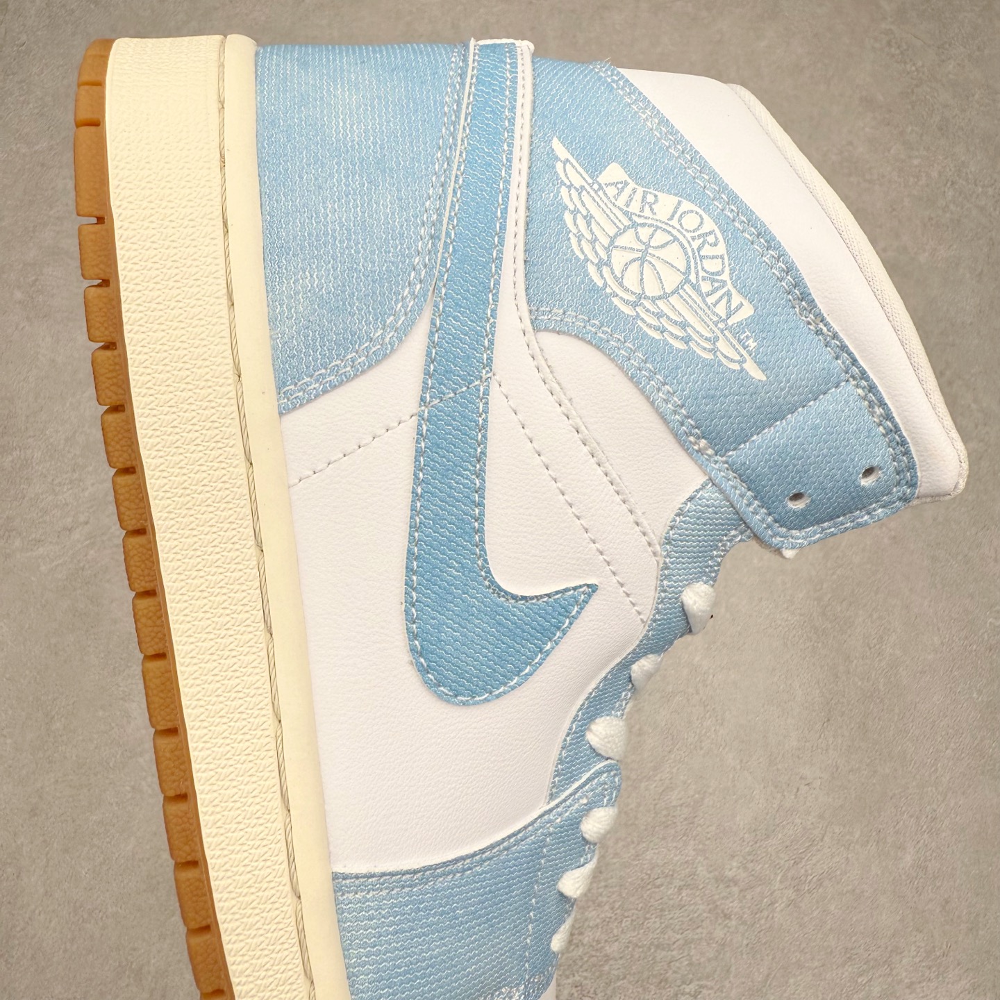 图片[6]-＃K版 Air Jordan AJ1 Mid 中帮 牛仔蓝白 HQ2005-100 原厂内置全掌气垫 A模大底 头层小牛皮 鞋舌AJ原厂专用牛津布+AJ专用反口珍珠布+原厂无杂质高弹内里海棉 特殊封边弹力鞋带 全网唯一头层牛皮 原鞋开模 拒绝公底 购置公司同步原材料 原汁原味 忠于原版‼️尺码：36 36.5 37.5 38 38.5 39 40 40.5 41 42 42.5 43 44 44.5 45 46 47.5-选品中心