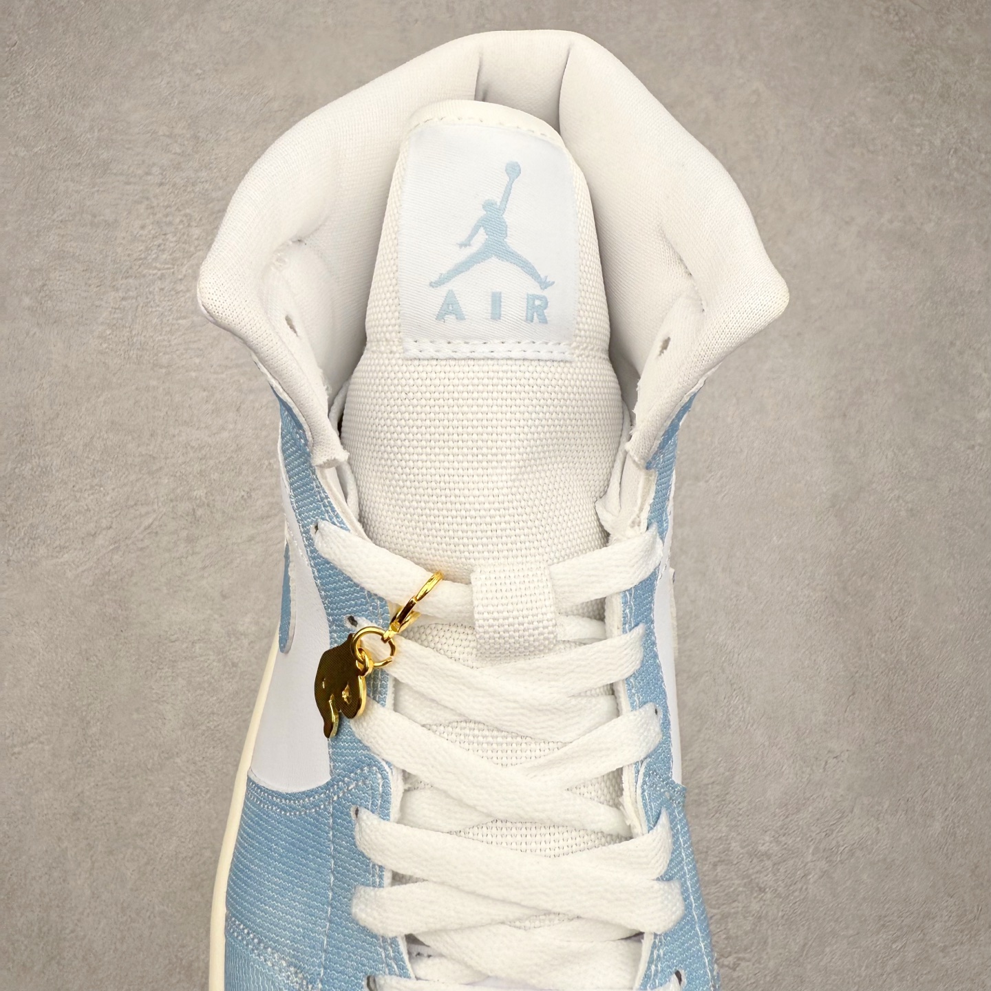 图片[5]-＃K版 Air Jordan AJ1 Mid 中帮 牛仔蓝白 HQ2005-100 原厂内置全掌气垫 A模大底 头层小牛皮 鞋舌AJ原厂专用牛津布+AJ专用反口珍珠布+原厂无杂质高弹内里海棉 特殊封边弹力鞋带 全网唯一头层牛皮 原鞋开模 拒绝公底 购置公司同步原材料 原汁原味 忠于原版‼️尺码：36 36.5 37.5 38 38.5 39 40 40.5 41 42 42.5 43 44 44.5 45 46 47.5-选品中心