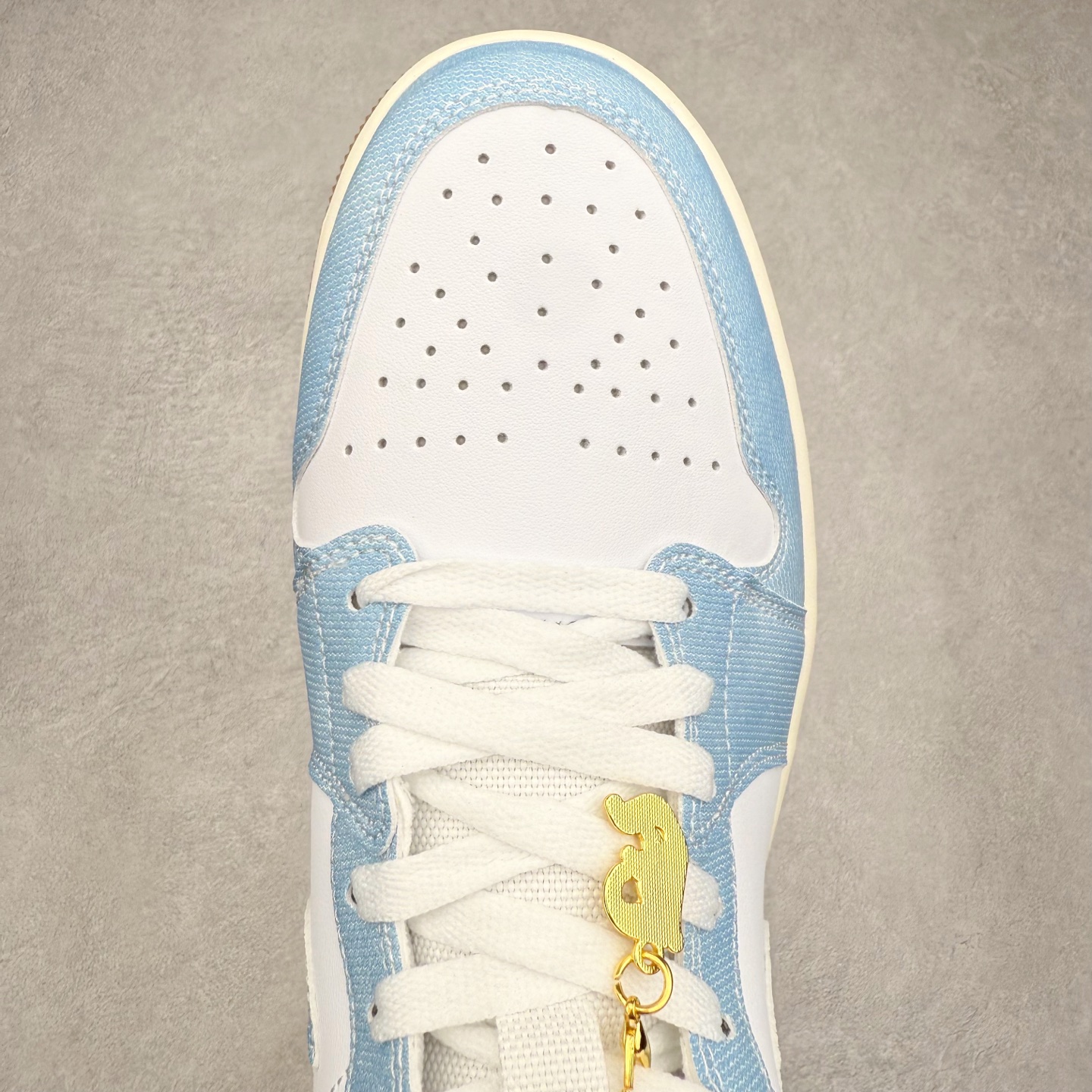 图片[4]-＃K版 Air Jordan AJ1 Mid 中帮 牛仔蓝白 HQ2005-100 原厂内置全掌气垫 A模大底 头层小牛皮 鞋舌AJ原厂专用牛津布+AJ专用反口珍珠布+原厂无杂质高弹内里海棉 特殊封边弹力鞋带 全网唯一头层牛皮 原鞋开模 拒绝公底 购置公司同步原材料 原汁原味 忠于原版‼️尺码：36 36.5 37.5 38 38.5 39 40 40.5 41 42 42.5 43 44 44.5 45 46 47.5-选品中心