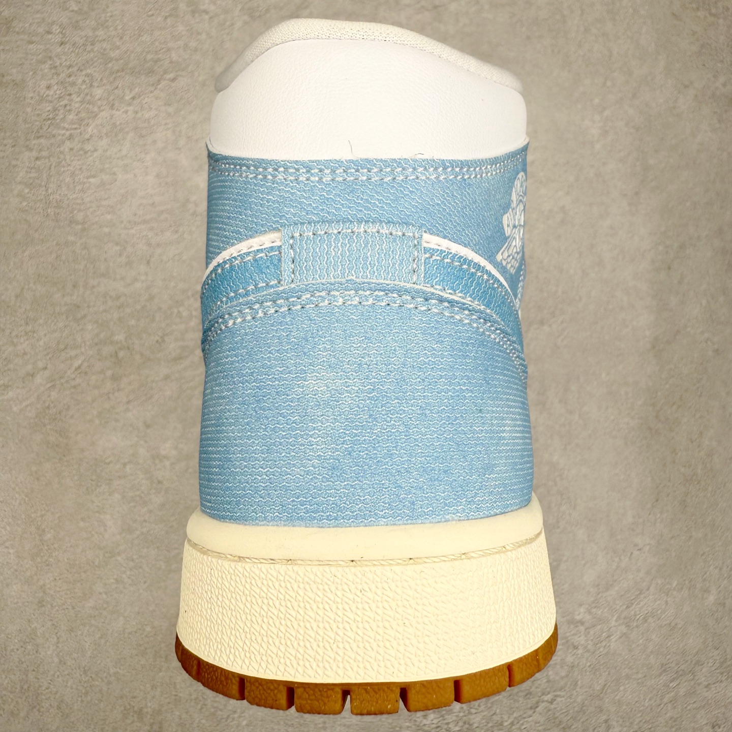 图片[8]-＃K版 Air Jordan AJ1 Mid 中帮 牛仔蓝白 HQ2005-100 原厂内置全掌气垫 A模大底 头层小牛皮 鞋舌AJ原厂专用牛津布+AJ专用反口珍珠布+原厂无杂质高弹内里海棉 特殊封边弹力鞋带 全网唯一头层牛皮 原鞋开模 拒绝公底 购置公司同步原材料 原汁原味 忠于原版‼️尺码：36 36.5 37.5 38 38.5 39 40 40.5 41 42 42.5 43 44 44.5 45 46 47.5-选品中心