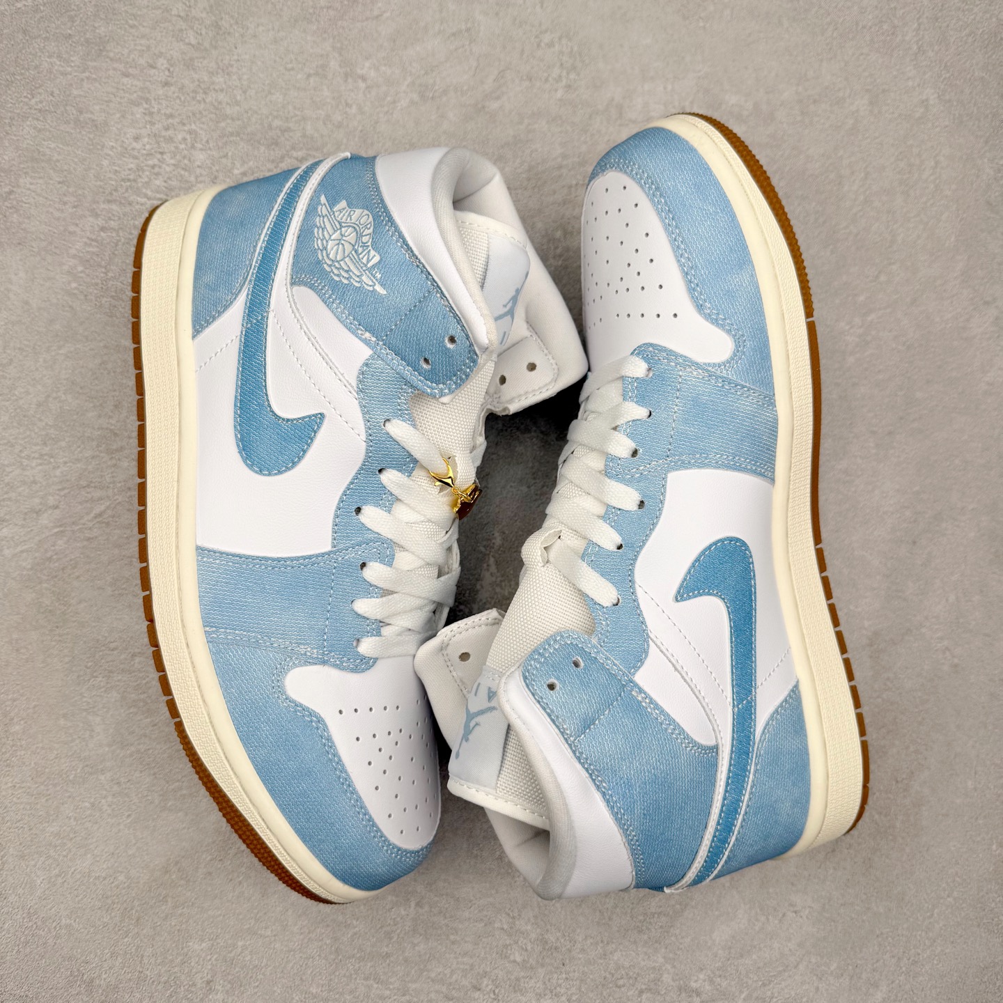 图片[3]-＃K版 Air Jordan AJ1 Mid 中帮 牛仔蓝白 HQ2005-100 原厂内置全掌气垫 A模大底 头层小牛皮 鞋舌AJ原厂专用牛津布+AJ专用反口珍珠布+原厂无杂质高弹内里海棉 特殊封边弹力鞋带 全网唯一头层牛皮 原鞋开模 拒绝公底 购置公司同步原材料 原汁原味 忠于原版‼️尺码：36 36.5 37.5 38 38.5 39 40 40.5 41 42 42.5 43 44 44.5 45 46 47.5-选品中心