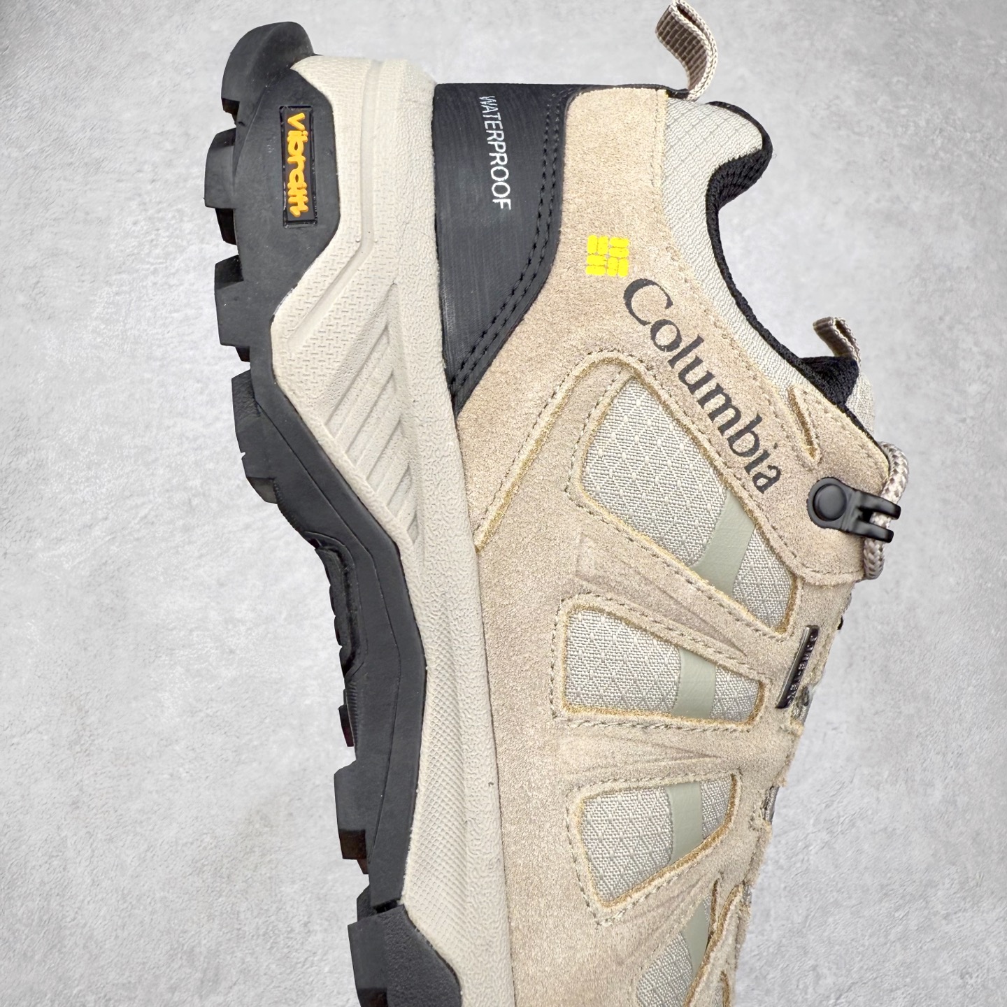 图片[6]-Columbia 哥伦比亚户外登山鞋休闲鞋户外越野徒步鞋广东大厂品质 面料采用进口磨砂牛皮 鞋底采用Vibram黄金大底 专门为鞋底设计的橡胶以出色的耐磨性，良好的防滑性，均匀的质地获得了众多品牌的认可Columbia成立于1938年，源自美国俄勒 州波特兰市，是有着80年悠久历史的国际户外品牌。作为户外科技的先驱者，哥伦比亚倡导“Tested Tough要玩就玩真的”品牌精神。实地测试文化作为其品牌基因，致力透过产品传递品牌精髓.Columbia执着于让消费者在户外得到专业的真实保护，可以更长时间地享受户外乐趣 尺码：40-45（运动码）-选品中心