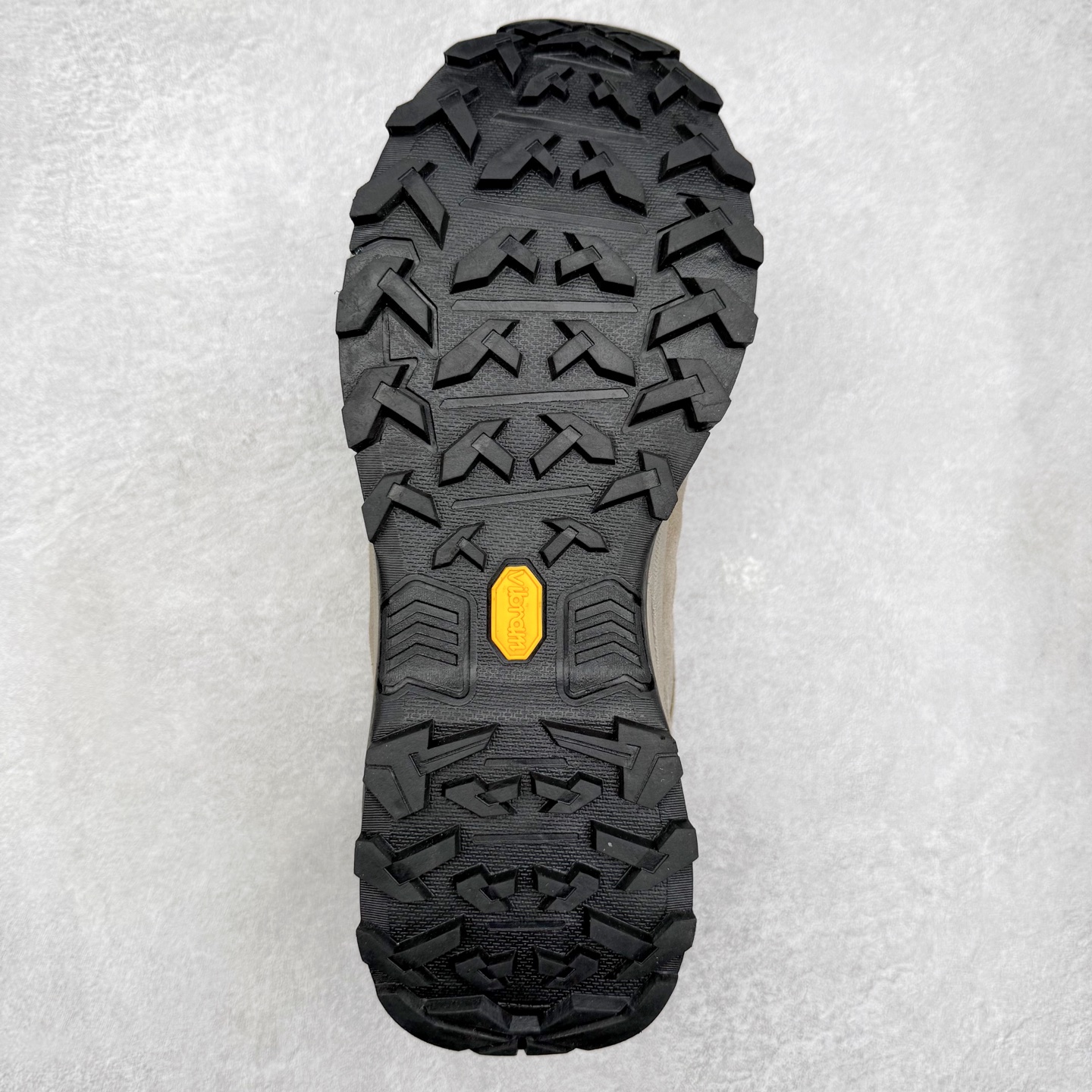 图片[9]-Columbia 哥伦比亚户外登山鞋休闲鞋户外越野徒步鞋广东大厂品质 面料采用进口磨砂牛皮 鞋底采用Vibram黄金大底 专门为鞋底设计的橡胶以出色的耐磨性，良好的防滑性，均匀的质地获得了众多品牌的认可Columbia成立于1938年，源自美国俄勒 州波特兰市，是有着80年悠久历史的国际户外品牌。作为户外科技的先驱者，哥伦比亚倡导“Tested Tough要玩就玩真的”品牌精神。实地测试文化作为其品牌基因，致力透过产品传递品牌精髓.Columbia执着于让消费者在户外得到专业的真实保护，可以更长时间地享受户外乐趣 尺码：40-45（运动码）-选品中心