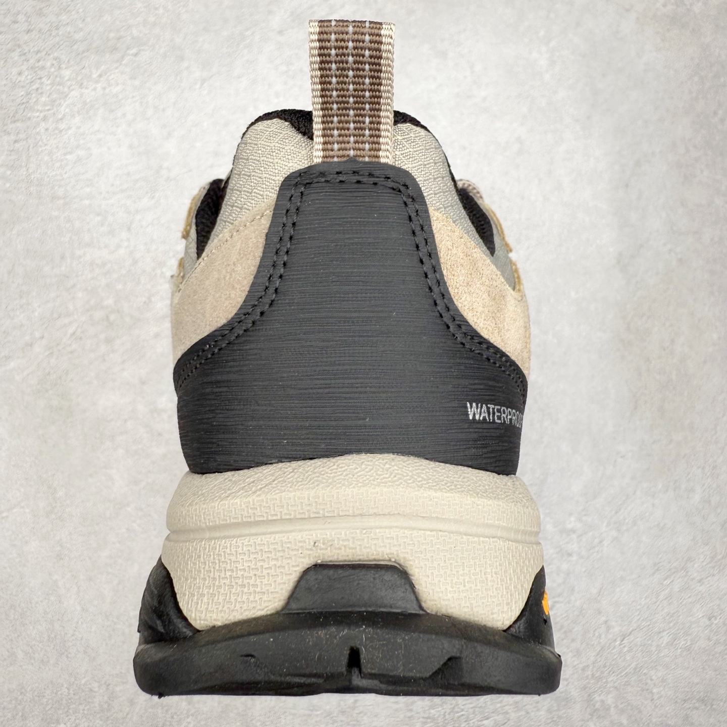 图片[8]-Columbia 哥伦比亚户外登山鞋休闲鞋户外越野徒步鞋广东大厂品质 面料采用进口磨砂牛皮 鞋底采用Vibram黄金大底 专门为鞋底设计的橡胶以出色的耐磨性，良好的防滑性，均匀的质地获得了众多品牌的认可Columbia成立于1938年，源自美国俄勒 州波特兰市，是有着80年悠久历史的国际户外品牌。作为户外科技的先驱者，哥伦比亚倡导“Tested Tough要玩就玩真的”品牌精神。实地测试文化作为其品牌基因，致力透过产品传递品牌精髓.Columbia执着于让消费者在户外得到专业的真实保护，可以更长时间地享受户外乐趣 尺码：40-45（运动码）-选品中心