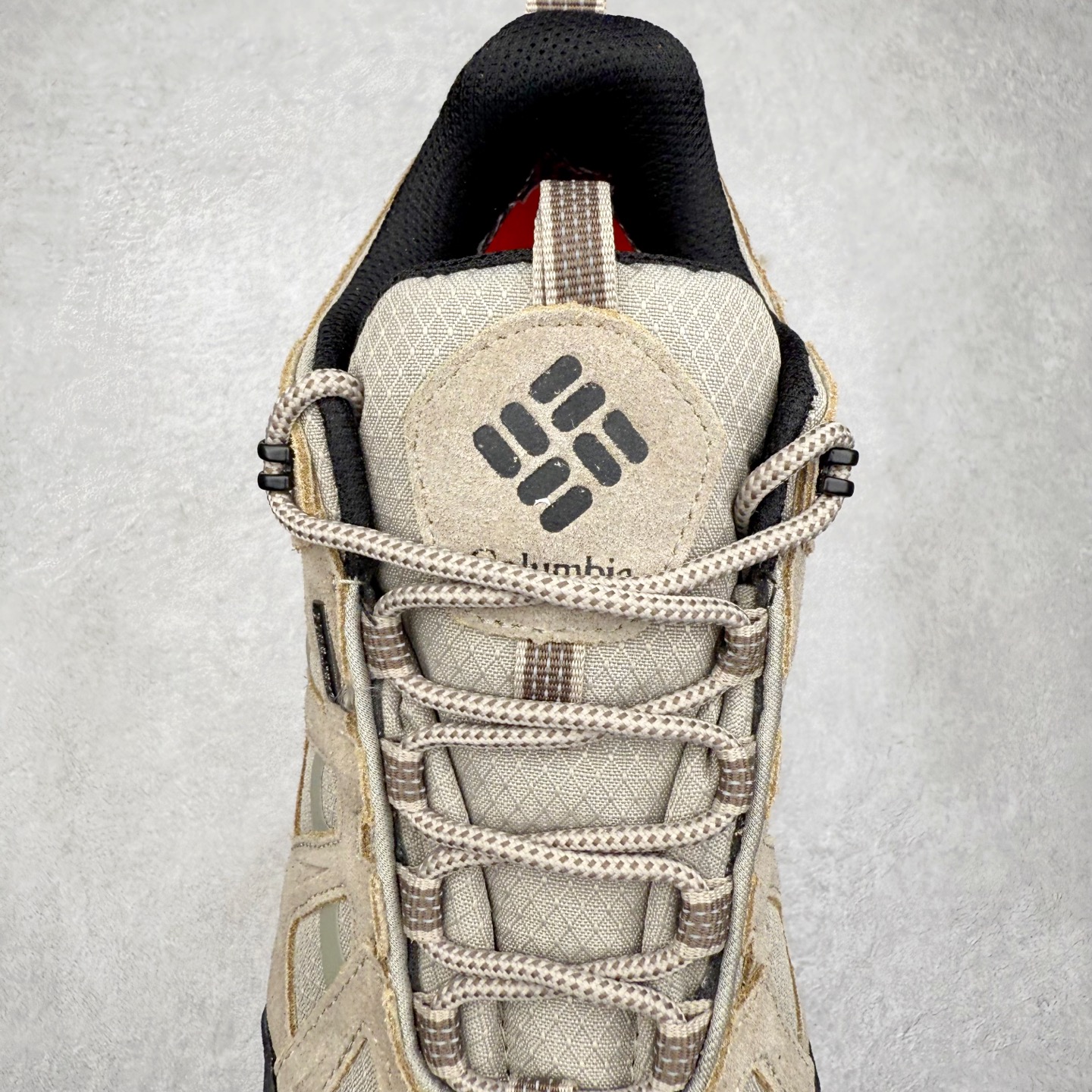 图片[5]-Columbia 哥伦比亚户外登山鞋休闲鞋户外越野徒步鞋广东大厂品质 面料采用进口磨砂牛皮 鞋底采用Vibram黄金大底 专门为鞋底设计的橡胶以出色的耐磨性，良好的防滑性，均匀的质地获得了众多品牌的认可Columbia成立于1938年，源自美国俄勒 州波特兰市，是有着80年悠久历史的国际户外品牌。作为户外科技的先驱者，哥伦比亚倡导“Tested Tough要玩就玩真的”品牌精神。实地测试文化作为其品牌基因，致力透过产品传递品牌精髓.Columbia执着于让消费者在户外得到专业的真实保护，可以更长时间地享受户外乐趣 尺码：40-45（运动码）-选品中心
