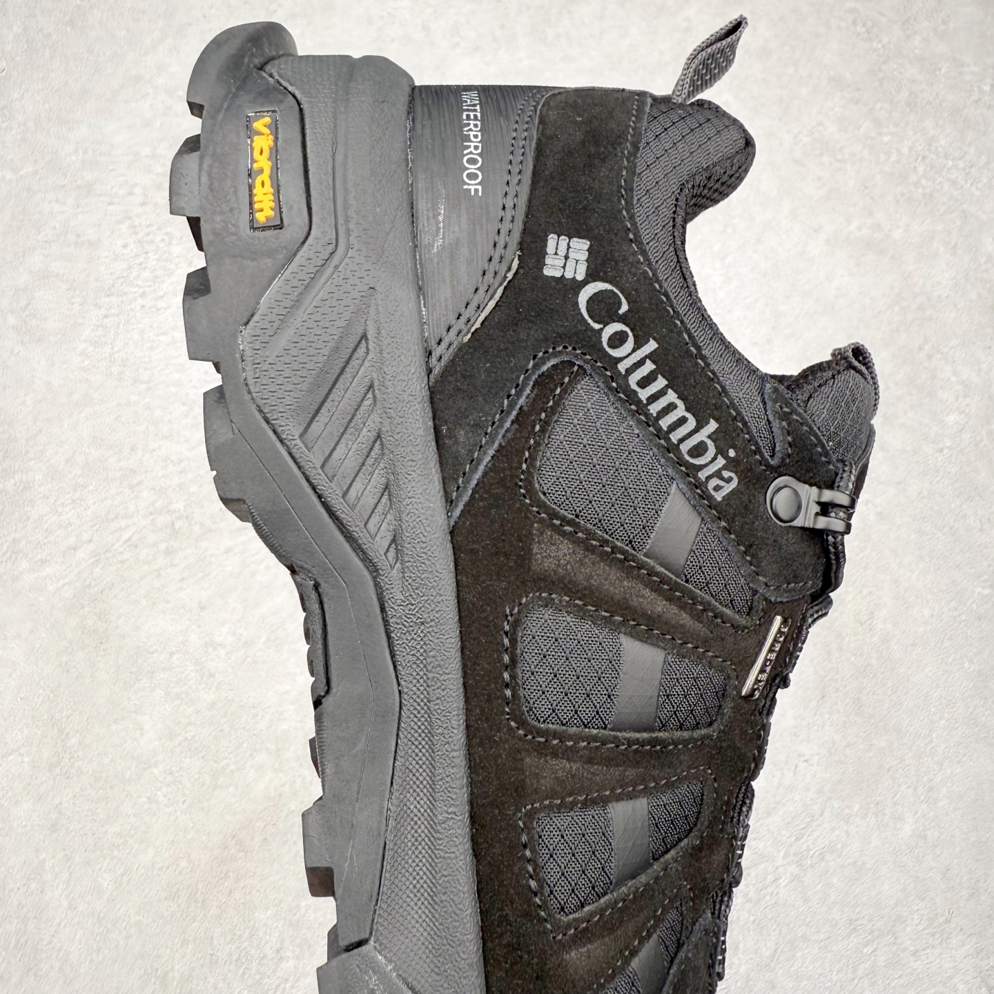 图片[6]-Columbia 哥伦比亚户外登山鞋休闲鞋户外越野徒步鞋广东大厂品质 面料采用进口磨砂牛皮 鞋底采用Vibram黄金大底 专门为鞋底设计的橡胶以出色的耐磨性，良好的防滑性，均匀的质地获得了众多品牌的认可Columbia成立于1938年，源自美国俄勒 州波特兰市，是有着80年悠久历史的国际户外品牌。作为户外科技的先驱者，哥伦比亚倡导“Tested Tough要玩就玩真的”品牌精神。实地测试文化作为其品牌基因，致力透过产品传递品牌精髓.Columbia执着于让消费者在户外得到专业的真实保护，可以更长时间地享受户外乐趣 尺码：40-45（运动码）-选品中心