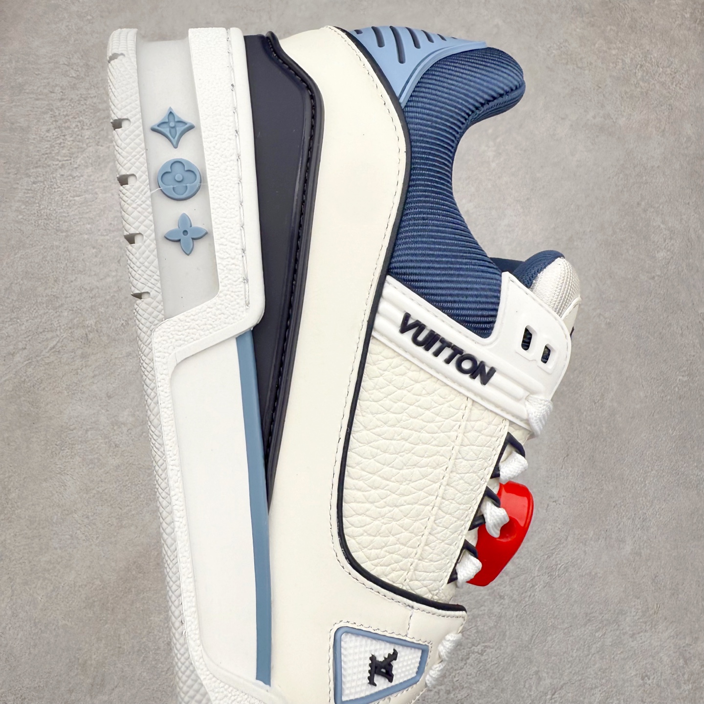 图片[6]-Louis Vuitton Trainer lv时装走秀运动鞋 完美鞋型超高的清洁度 零毛边线头瑕疵 全套原楦原纸版原鞋开模 全网最具灵魂的版型 正确原装黄色鞋盒 正确中底印花 鞋面印花3D高频深度立体 全鞋电脑针车 紧密相连 针距密度一致 环保乳胶注塑鞋垫 厚度脚感还原原版 皮面裁剪部位 统一油边封口工艺 原装橡胶大底含胶量大底组合零偏差 专柜全套包装 防尘袋 说明书 质保卡 男女鞋 尺码：35 36 37 38 39 40 41 42 43 44 45-选品中心