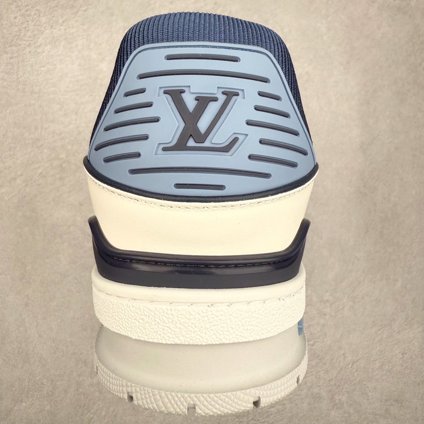 图片[8]-Louis Vuitton Trainer lv时装走秀运动鞋 完美鞋型超高的清洁度 零毛边线头瑕疵 全套原楦原纸版原鞋开模 全网最具灵魂的版型 正确原装黄色鞋盒 正确中底印花 鞋面印花3D高频深度立体 全鞋电脑针车 紧密相连 针距密度一致 环保乳胶注塑鞋垫 厚度脚感还原原版 皮面裁剪部位 统一油边封口工艺 原装橡胶大底含胶量大底组合零偏差 专柜全套包装 防尘袋 说明书 质保卡 男女鞋 尺码：35 36 37 38 39 40 41 42 43 44 45-选品中心