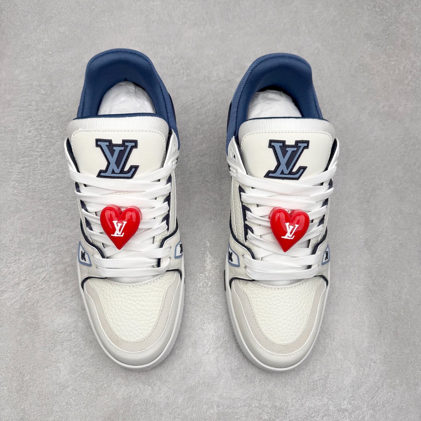 图片[2]-Louis Vuitton Trainer lv时装走秀运动鞋 完美鞋型超高的清洁度 零毛边线头瑕疵 全套原楦原纸版原鞋开模 全网最具灵魂的版型 正确原装黄色鞋盒 正确中底印花 鞋面印花3D高频深度立体 全鞋电脑针车 紧密相连 针距密度一致 环保乳胶注塑鞋垫 厚度脚感还原原版 皮面裁剪部位 统一油边封口工艺 原装橡胶大底含胶量大底组合零偏差 专柜全套包装 防尘袋 说明书 质保卡 男女鞋 尺码：35 36 37 38 39 40 41 42 43 44 45-选品中心