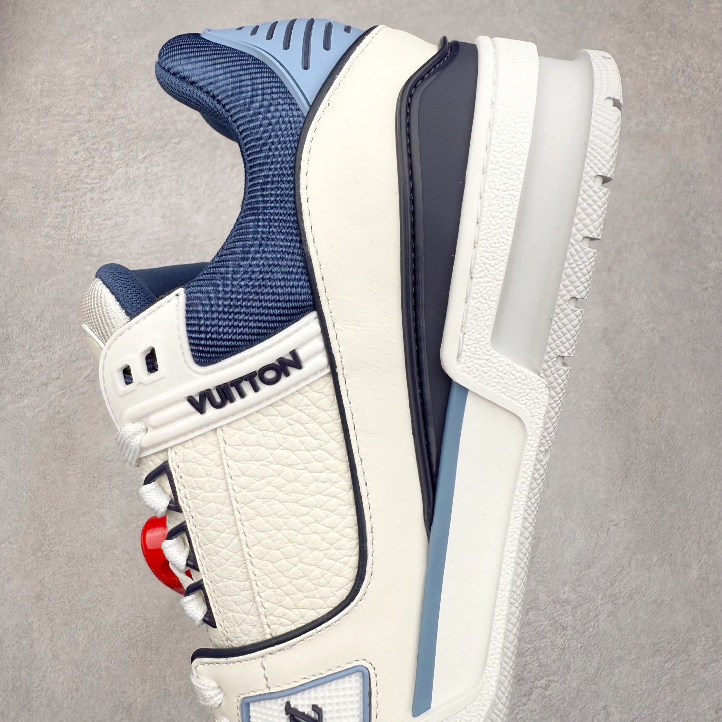 图片[7]-Louis Vuitton Trainer lv时装走秀运动鞋 完美鞋型超高的清洁度 零毛边线头瑕疵 全套原楦原纸版原鞋开模 全网最具灵魂的版型 正确原装黄色鞋盒 正确中底印花 鞋面印花3D高频深度立体 全鞋电脑针车 紧密相连 针距密度一致 环保乳胶注塑鞋垫 厚度脚感还原原版 皮面裁剪部位 统一油边封口工艺 原装橡胶大底含胶量大底组合零偏差 专柜全套包装 防尘袋 说明书 质保卡 男女鞋 尺码：35 36 37 38 39 40 41 42 43 44 45-选品中心